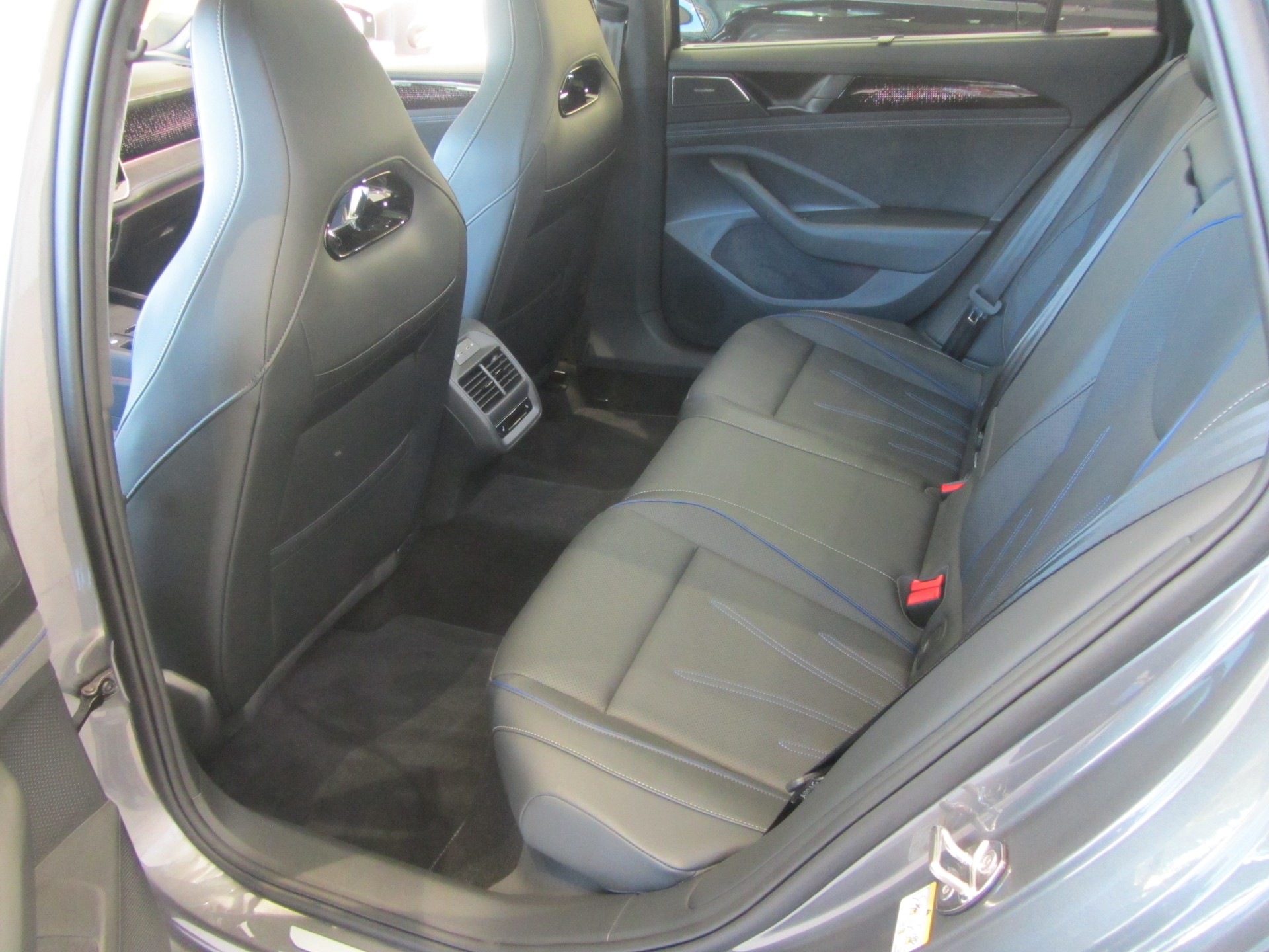 VW Passat Variant 2.0 TSI evo4 R-Line 4 Motion DSG-image-5