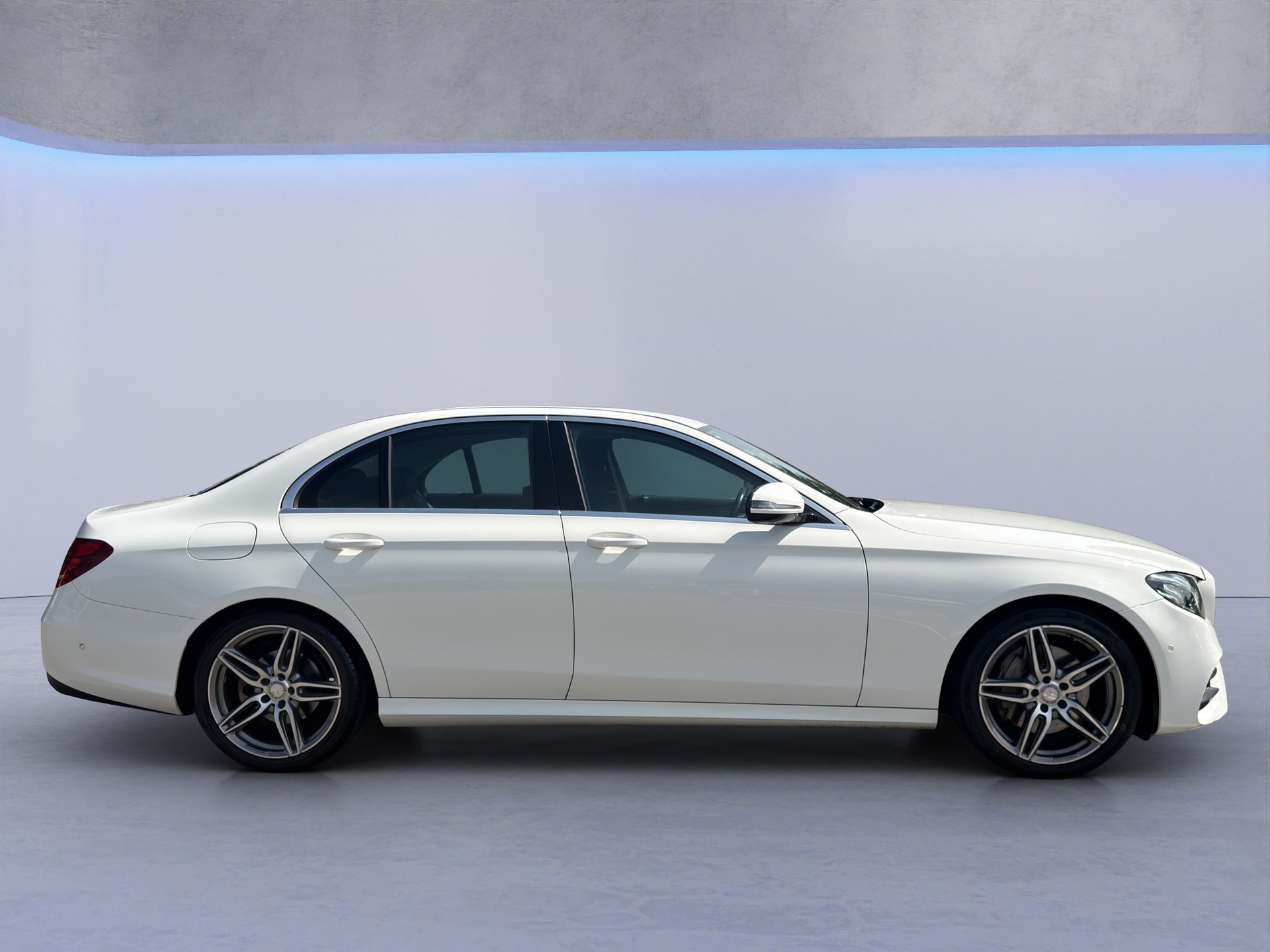 MERCEDES-BENZ E 200 AMG Line-image-4