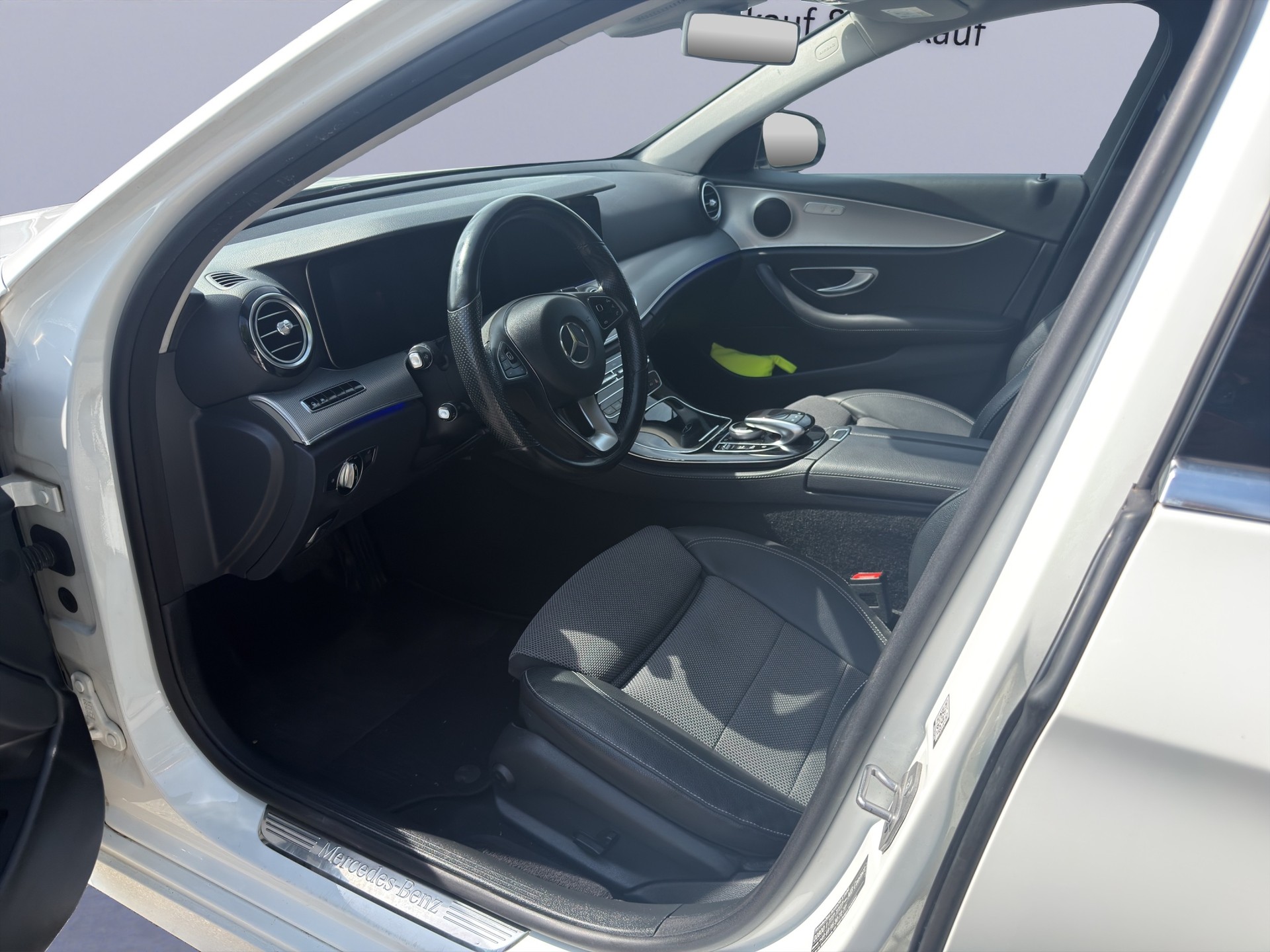 MERCEDES-BENZ E 200 AMG Line-image-11