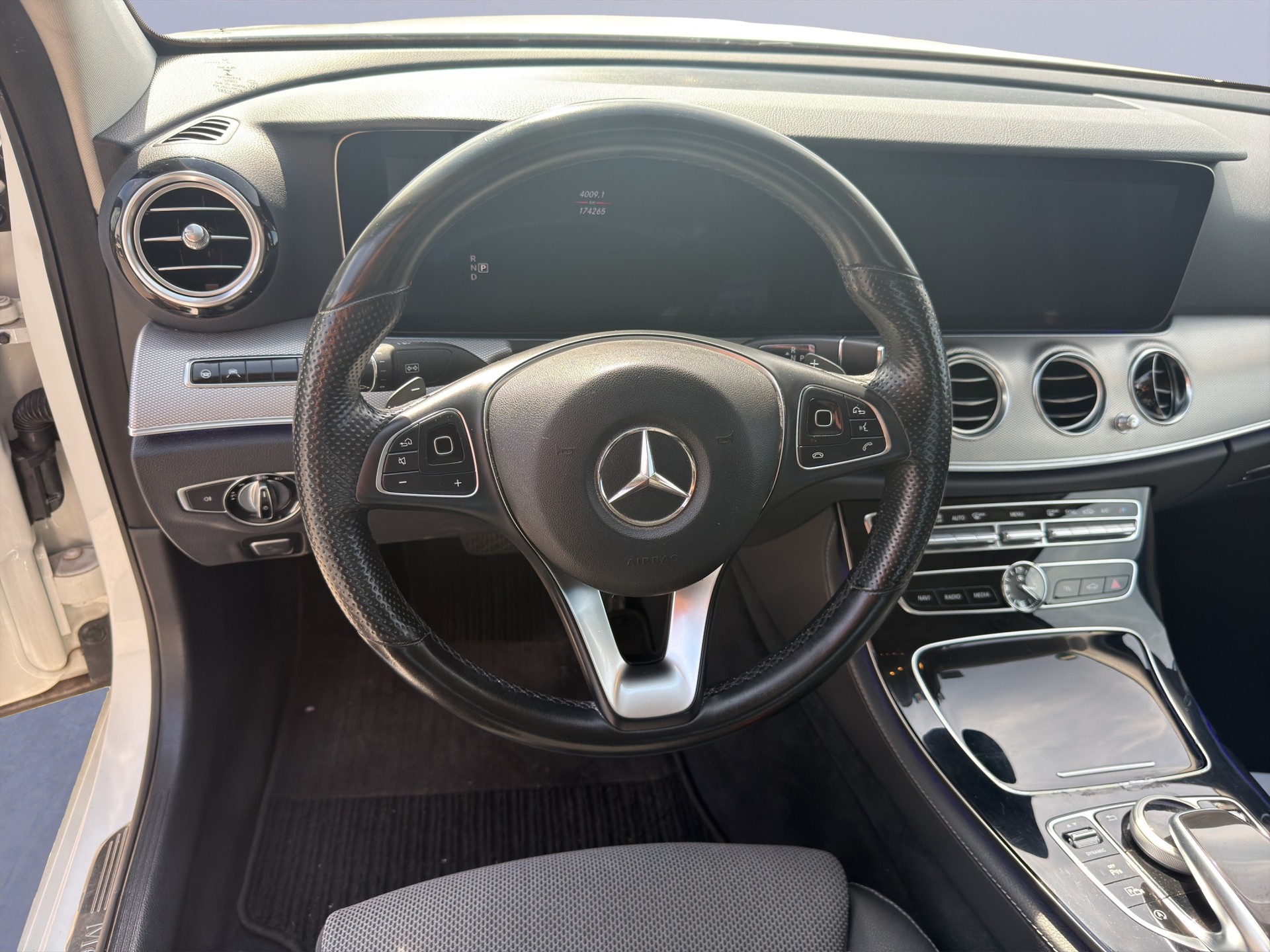 MERCEDES-BENZ E 200 AMG Line-image-9