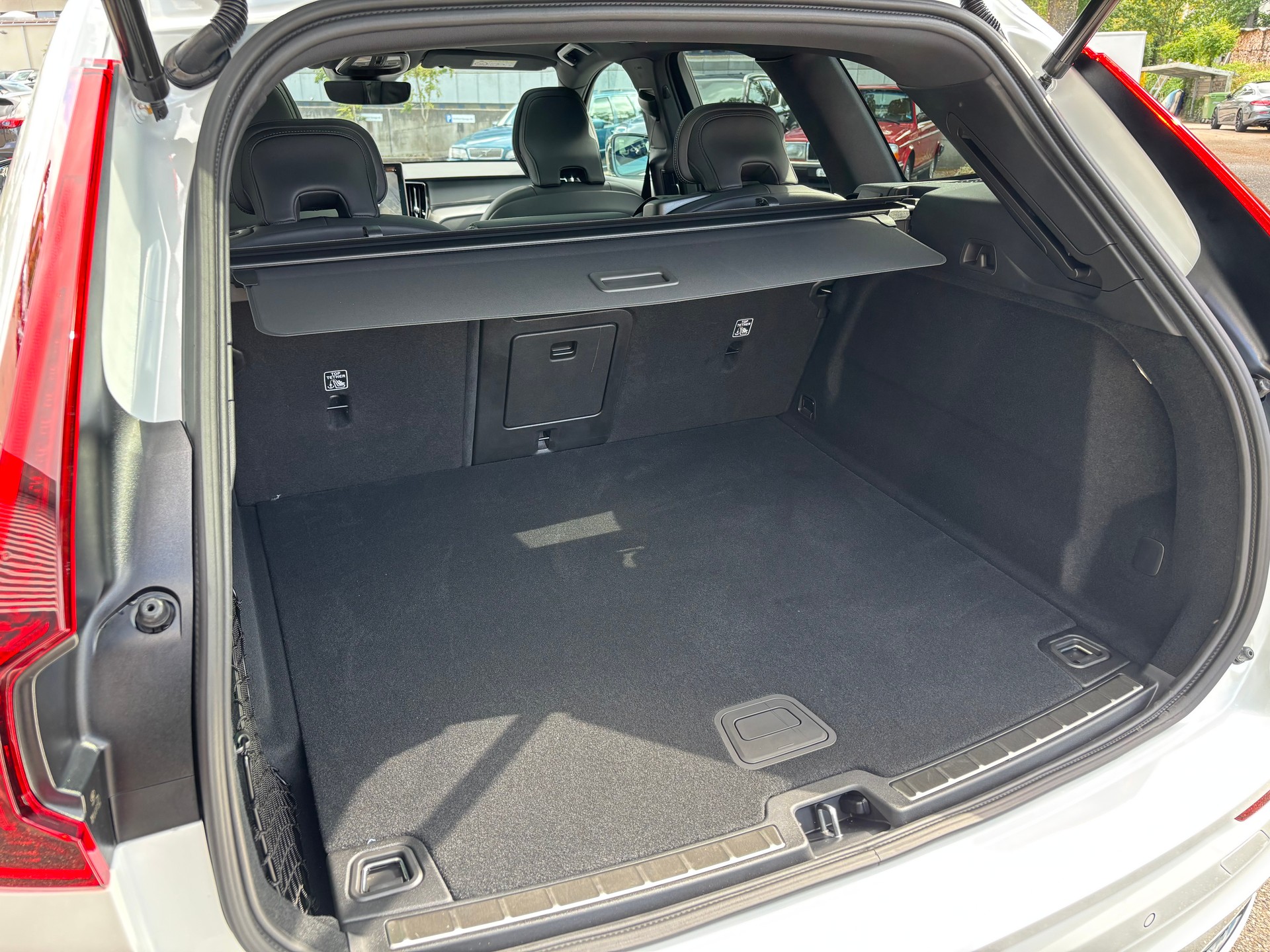 VOLVO XC60 2.0 B5 MH Black Edition AWD-image-8