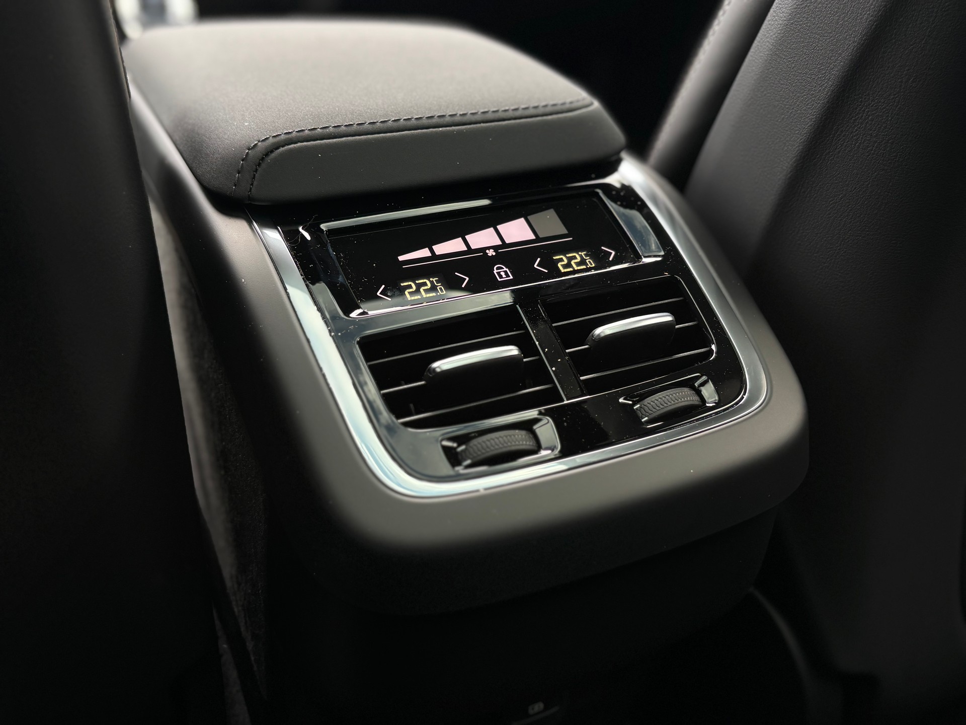 VOLVO XC60 2.0 B5 MH Black Edition AWD-image-12