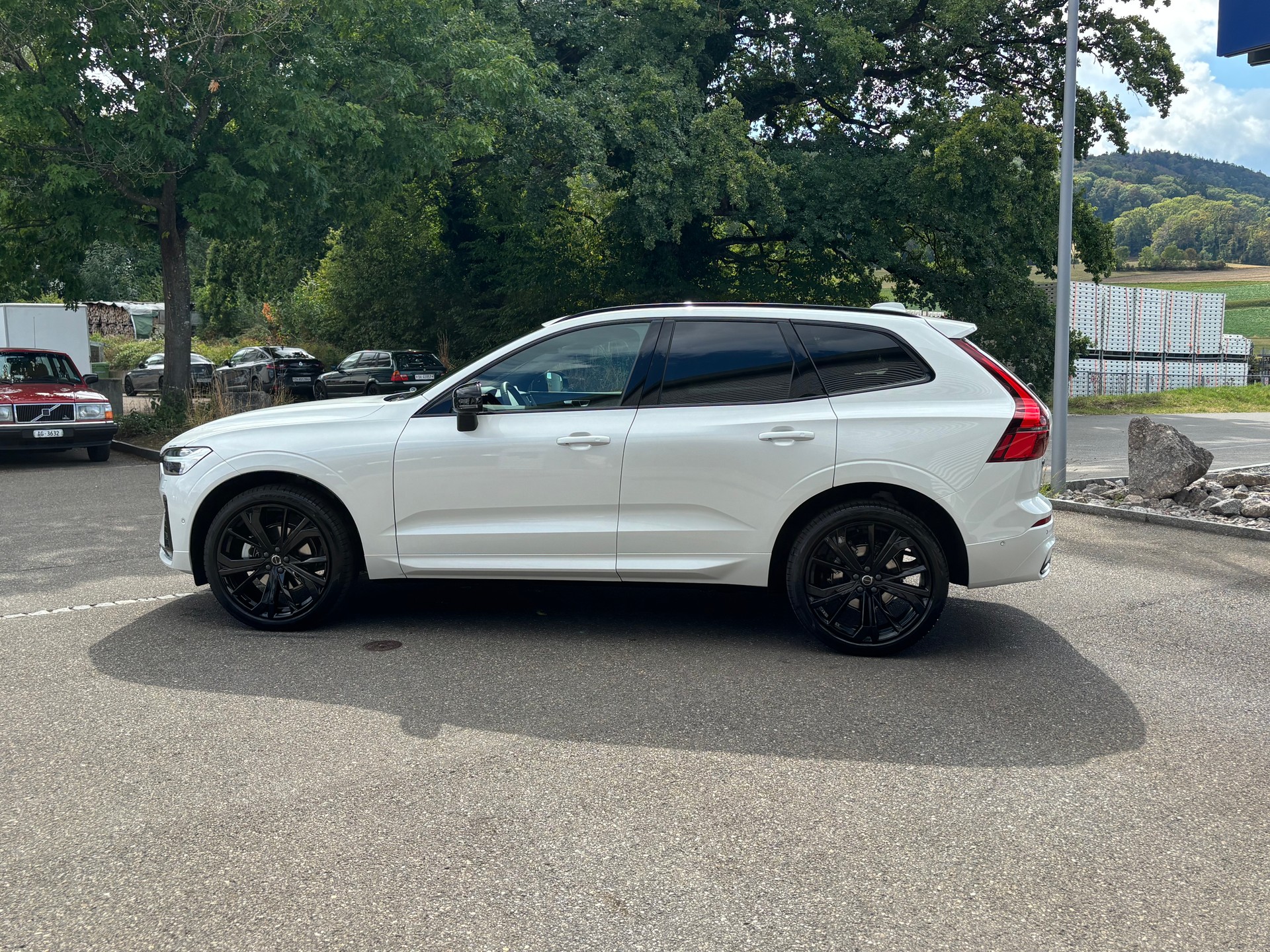 VOLVO XC60 2.0 B5 MH Black Edition AWD-image-4