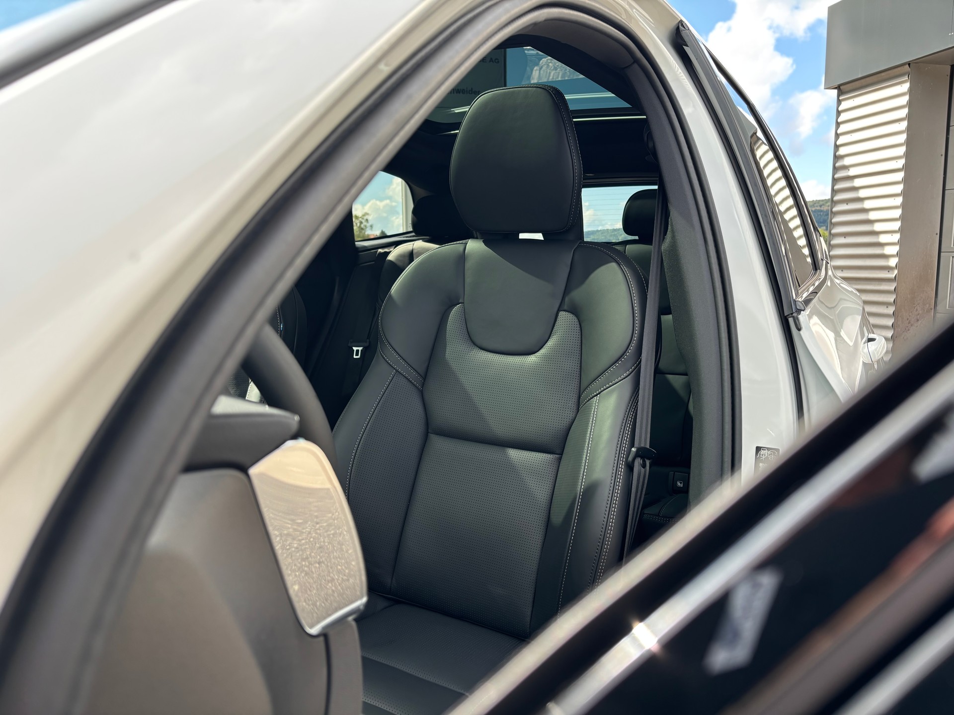 VOLVO XC60 2.0 B5 MH Black Edition AWD-image-3