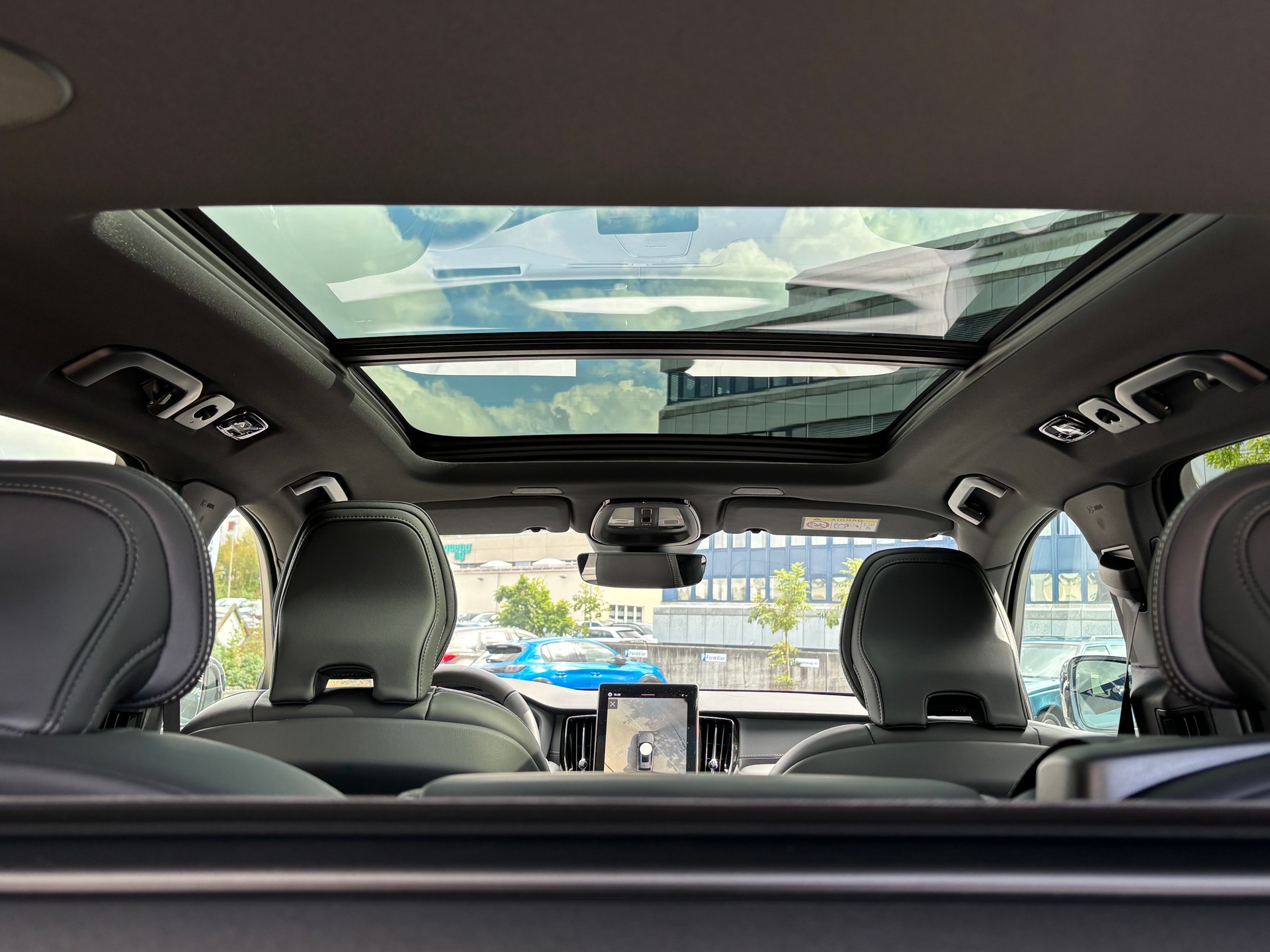 VOLVO XC60 2.0 B5 MH Black Edition AWD-image-9