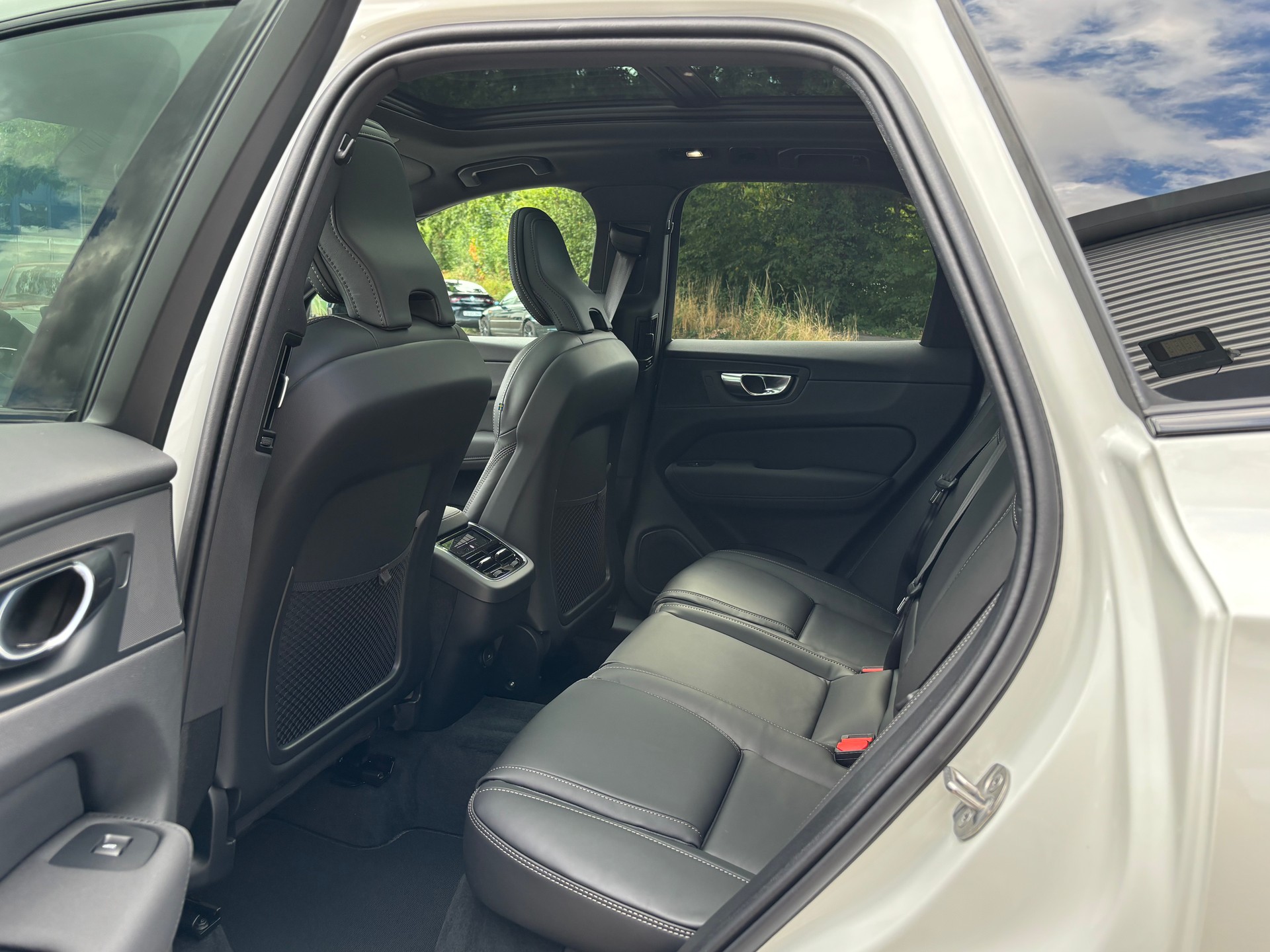 VOLVO XC60 2.0 B5 MH Black Edition AWD-image-10
