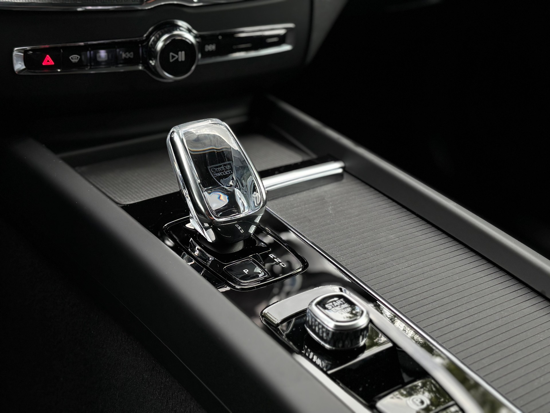VOLVO XC60 2.0 B5 MH Black Edition AWD-image-16
