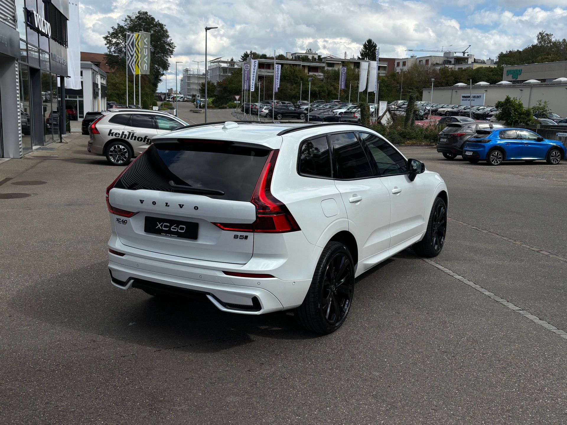 VOLVO XC60 2.0 B5 MH Black Edition AWD-image-5