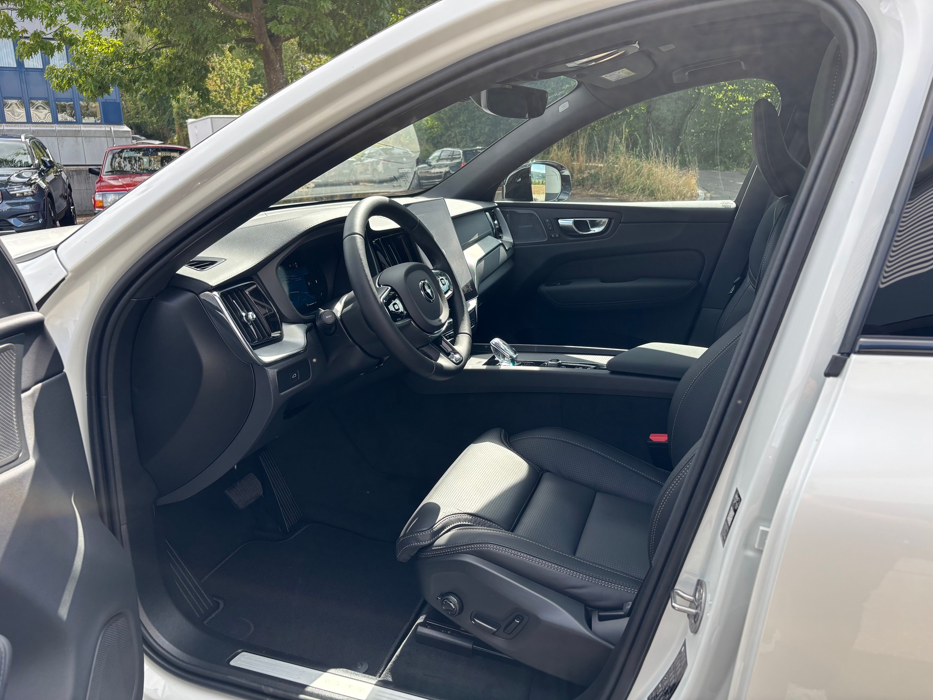 VOLVO XC60 2.0 B5 MH Black Edition AWD-image-2