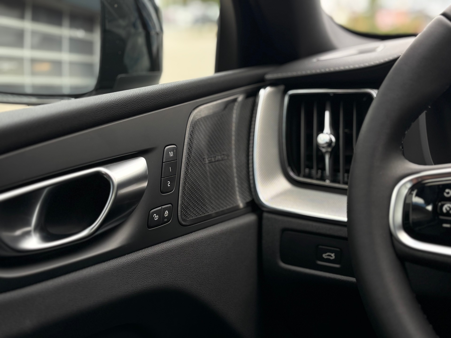 VOLVO XC60 2.0 B5 MH Black Edition AWD-image-15