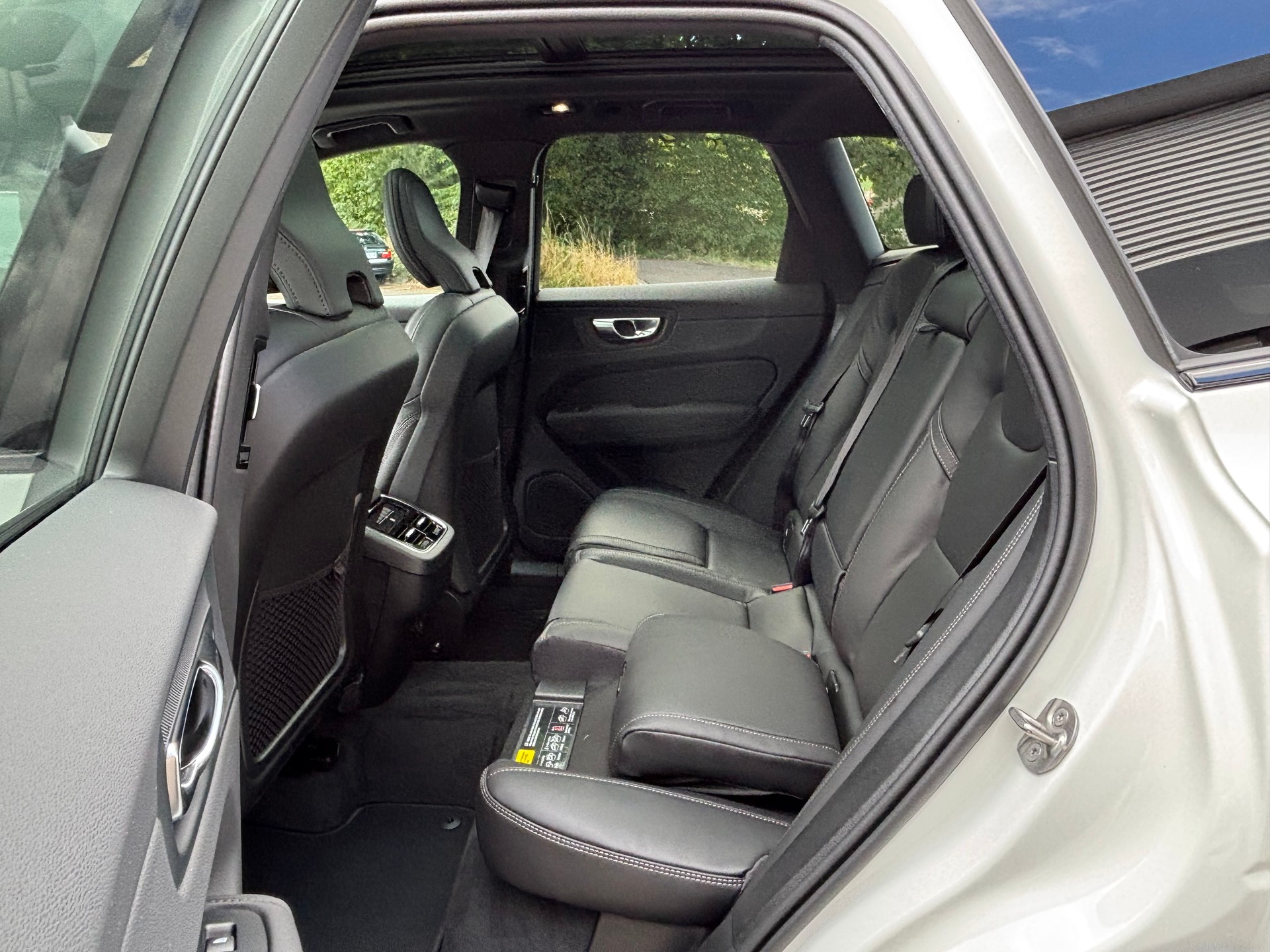 VOLVO XC60 2.0 B5 MH Black Edition AWD-image-11