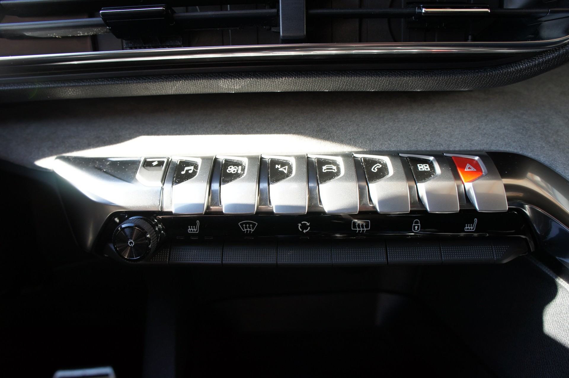 PEUGEOT 3008 300e Hybrid4 GT EAT8-image-18