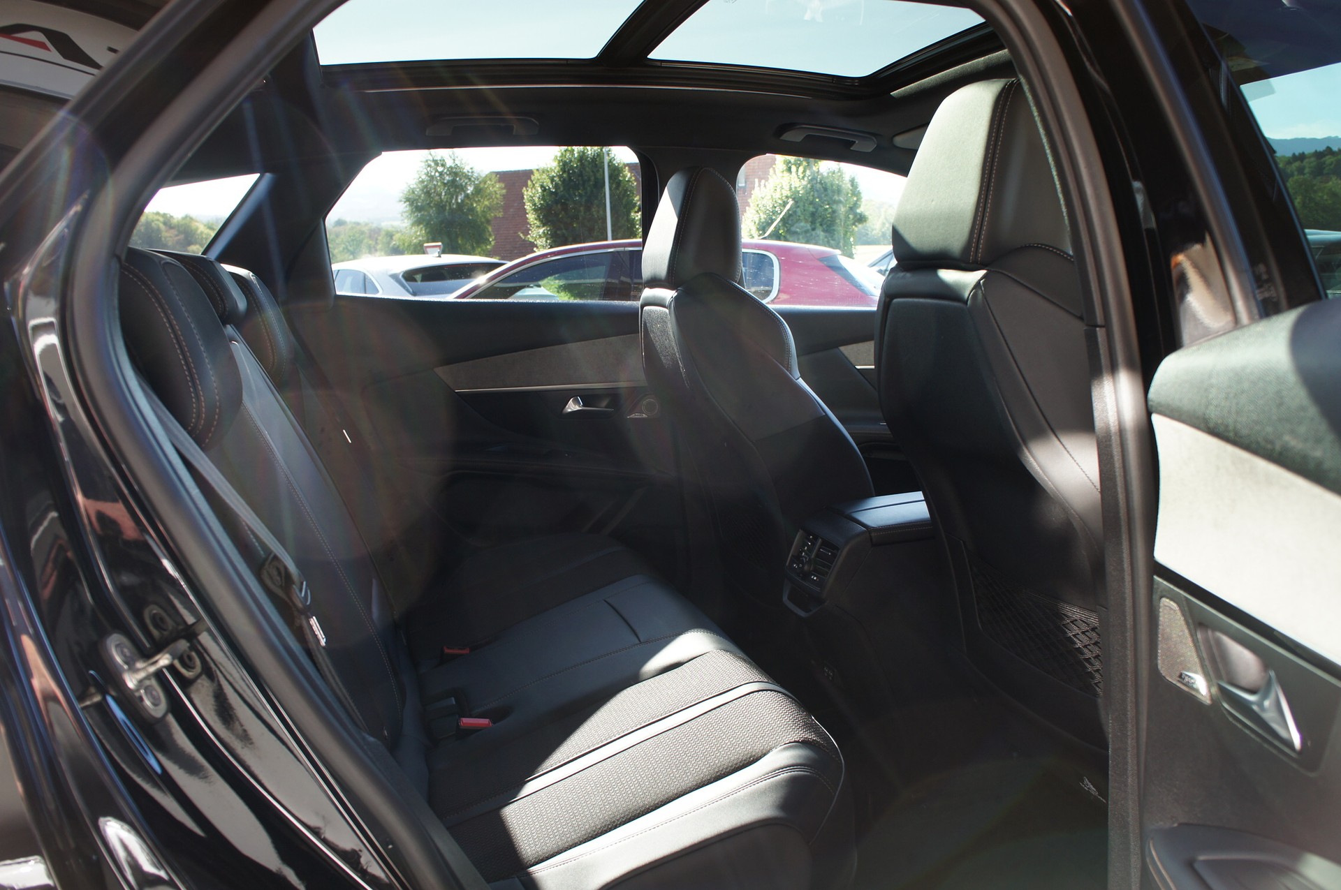 PEUGEOT 3008 300e Hybrid4 GT EAT8-image-9