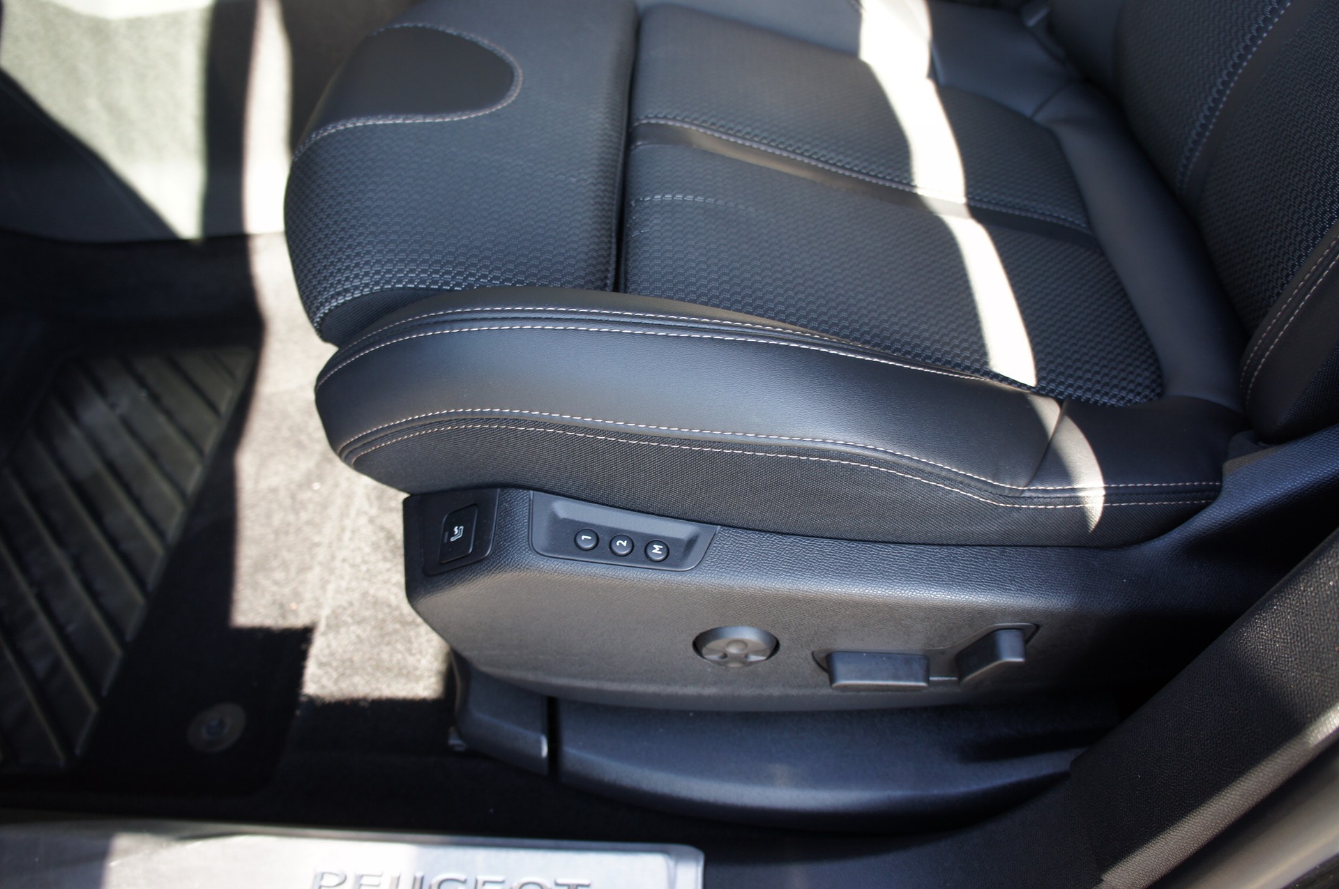 PEUGEOT 3008 300e Hybrid4 GT EAT8-image-13
