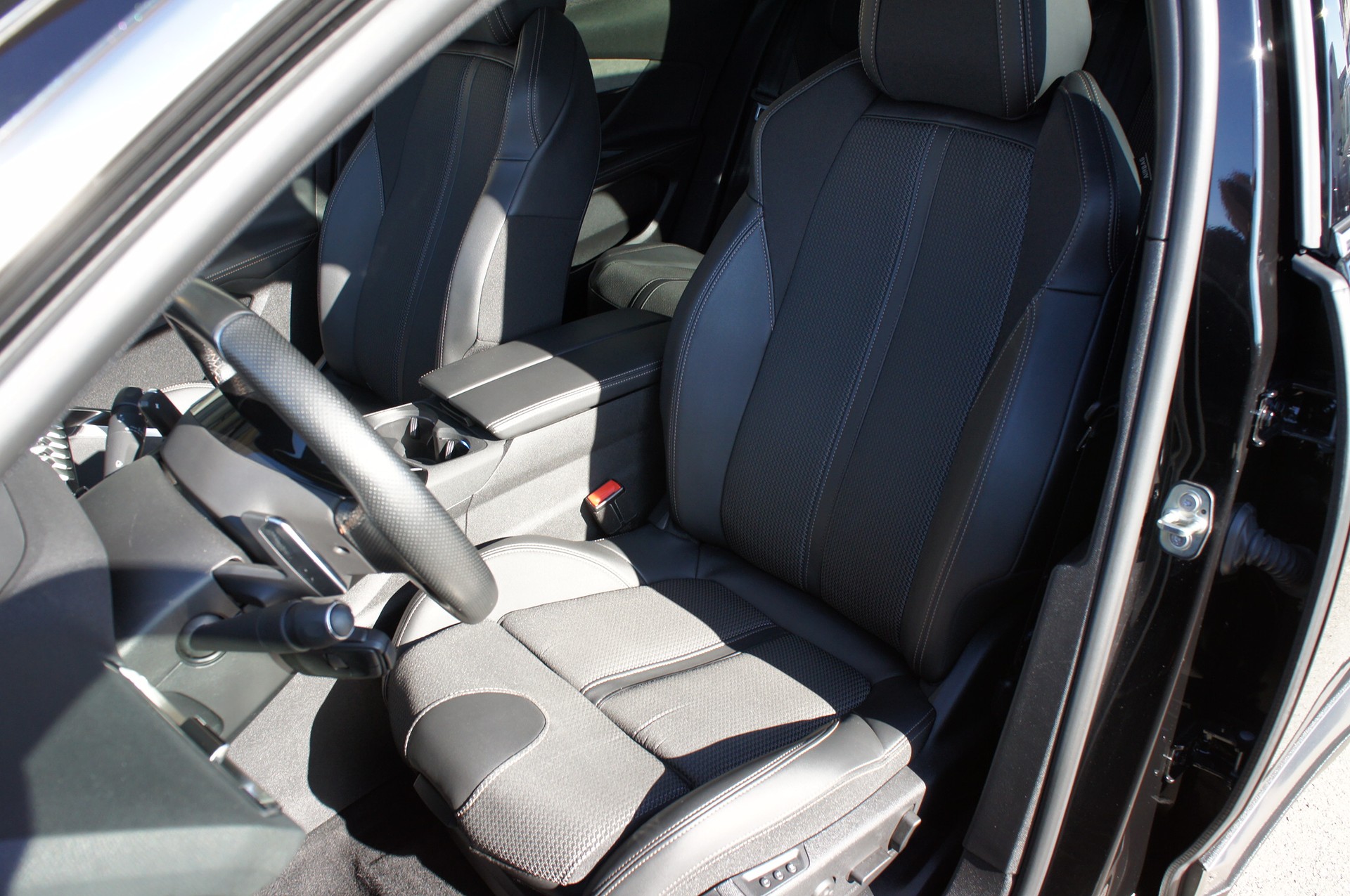 PEUGEOT 3008 300e Hybrid4 GT EAT8-image-14