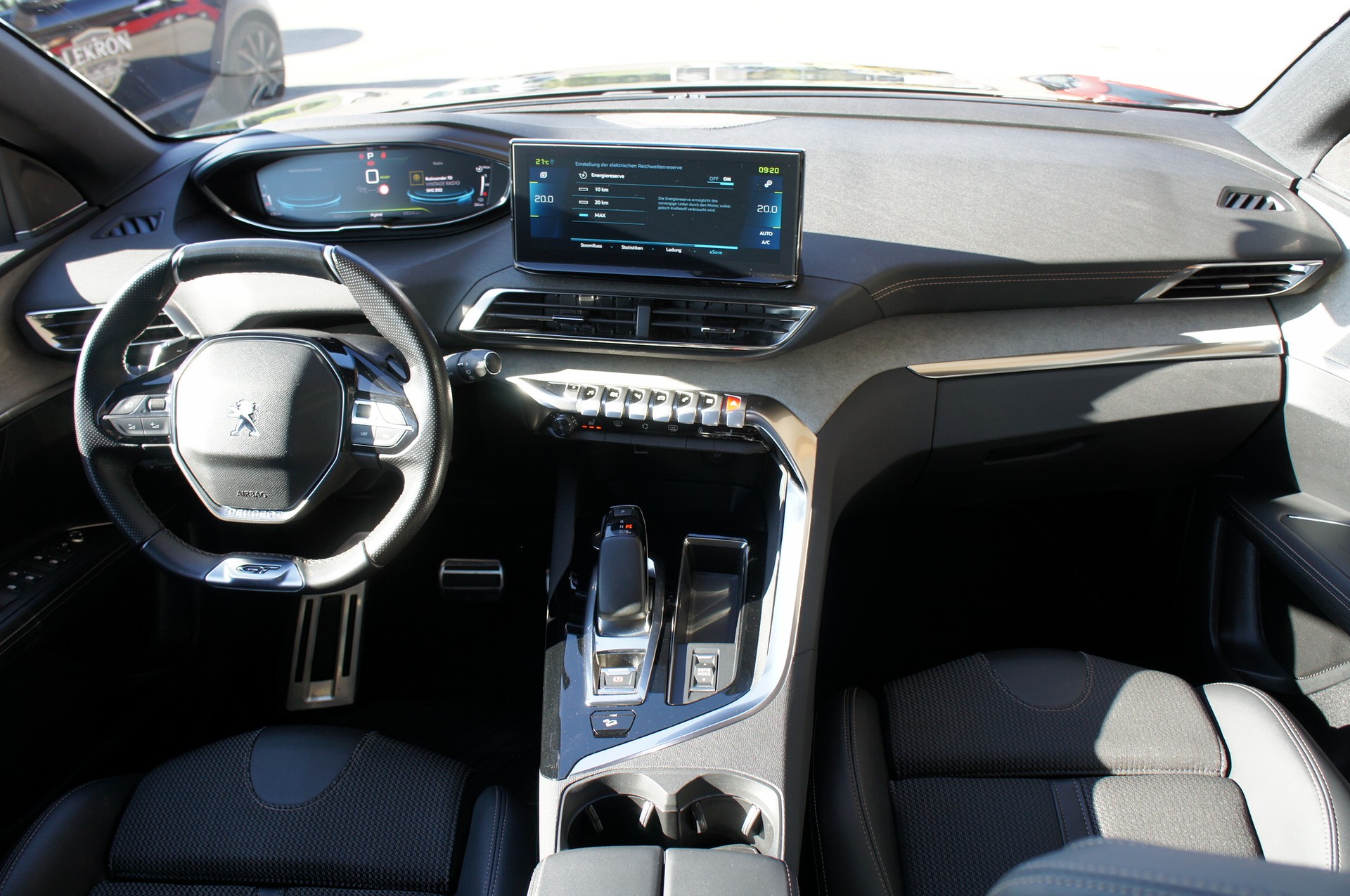 PEUGEOT 3008 300e Hybrid4 GT EAT8-image-10