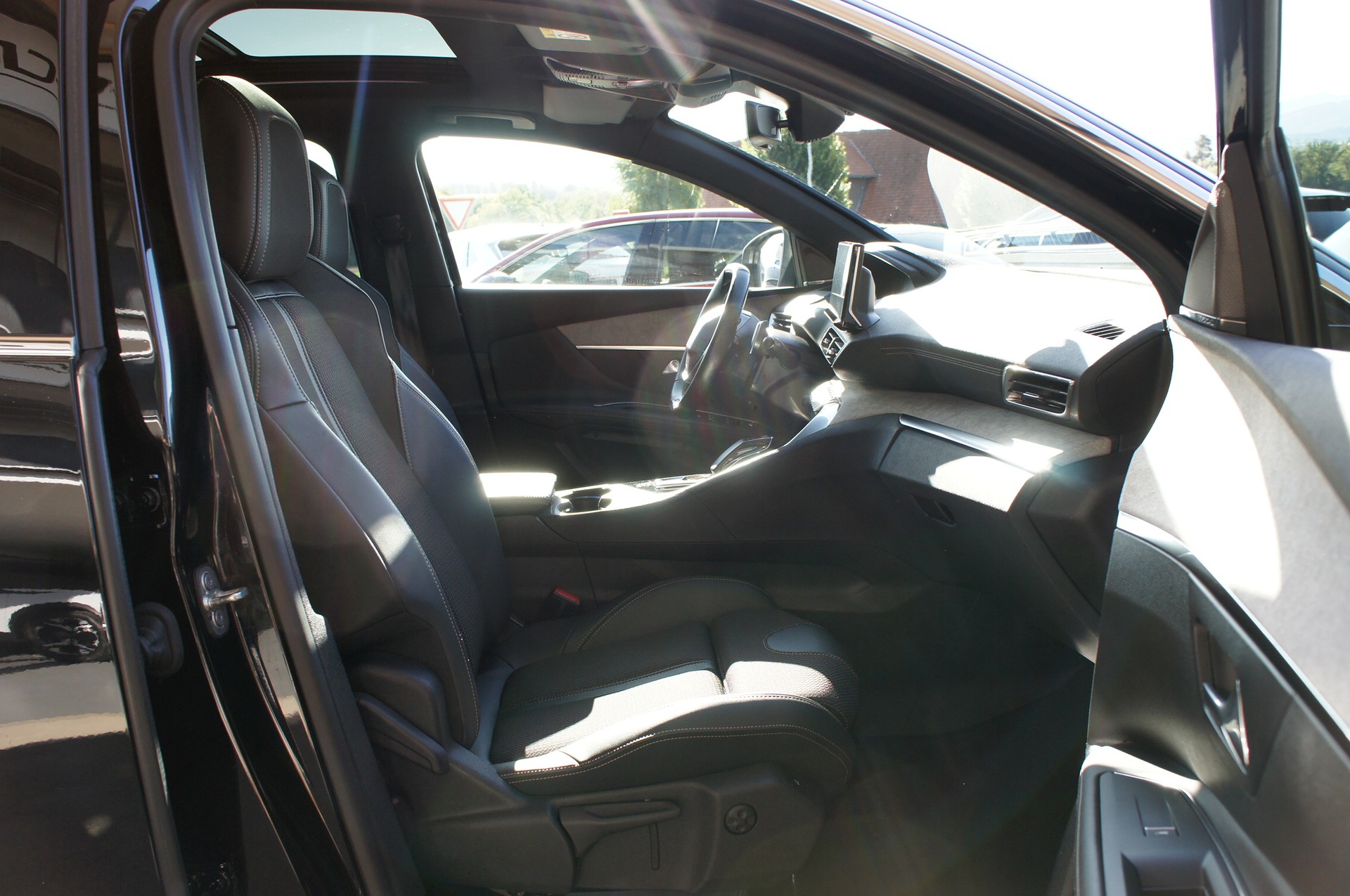 PEUGEOT 3008 300e Hybrid4 GT EAT8-image-8