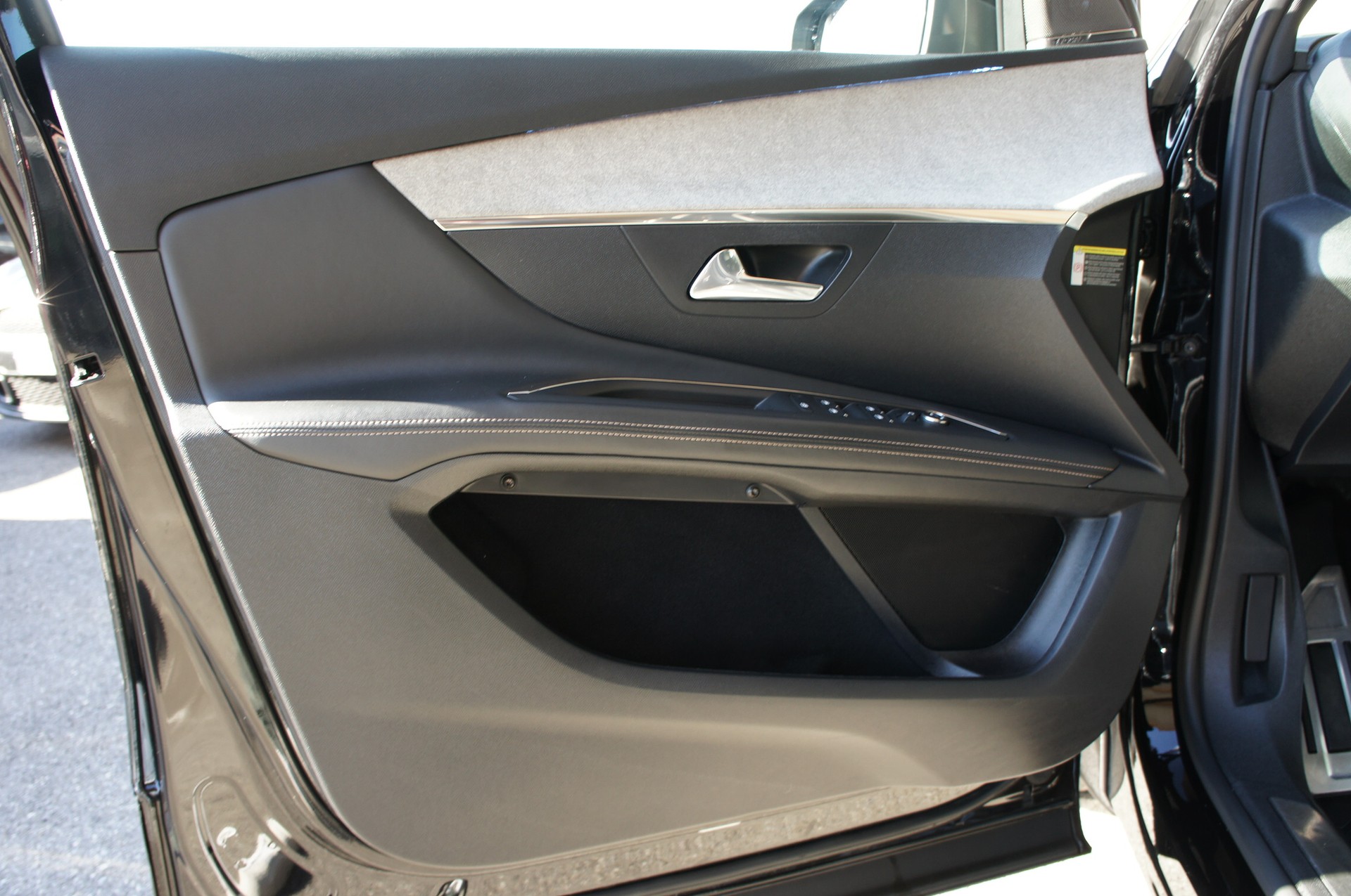 PEUGEOT 3008 300e Hybrid4 GT EAT8-image-11