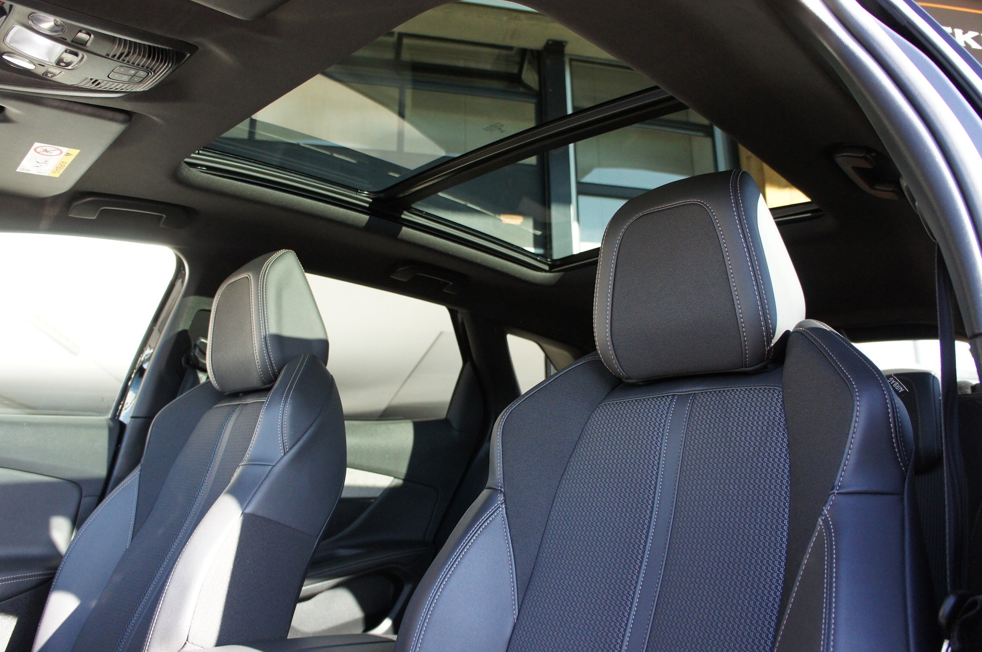 PEUGEOT 3008 300e Hybrid4 GT EAT8-image-15