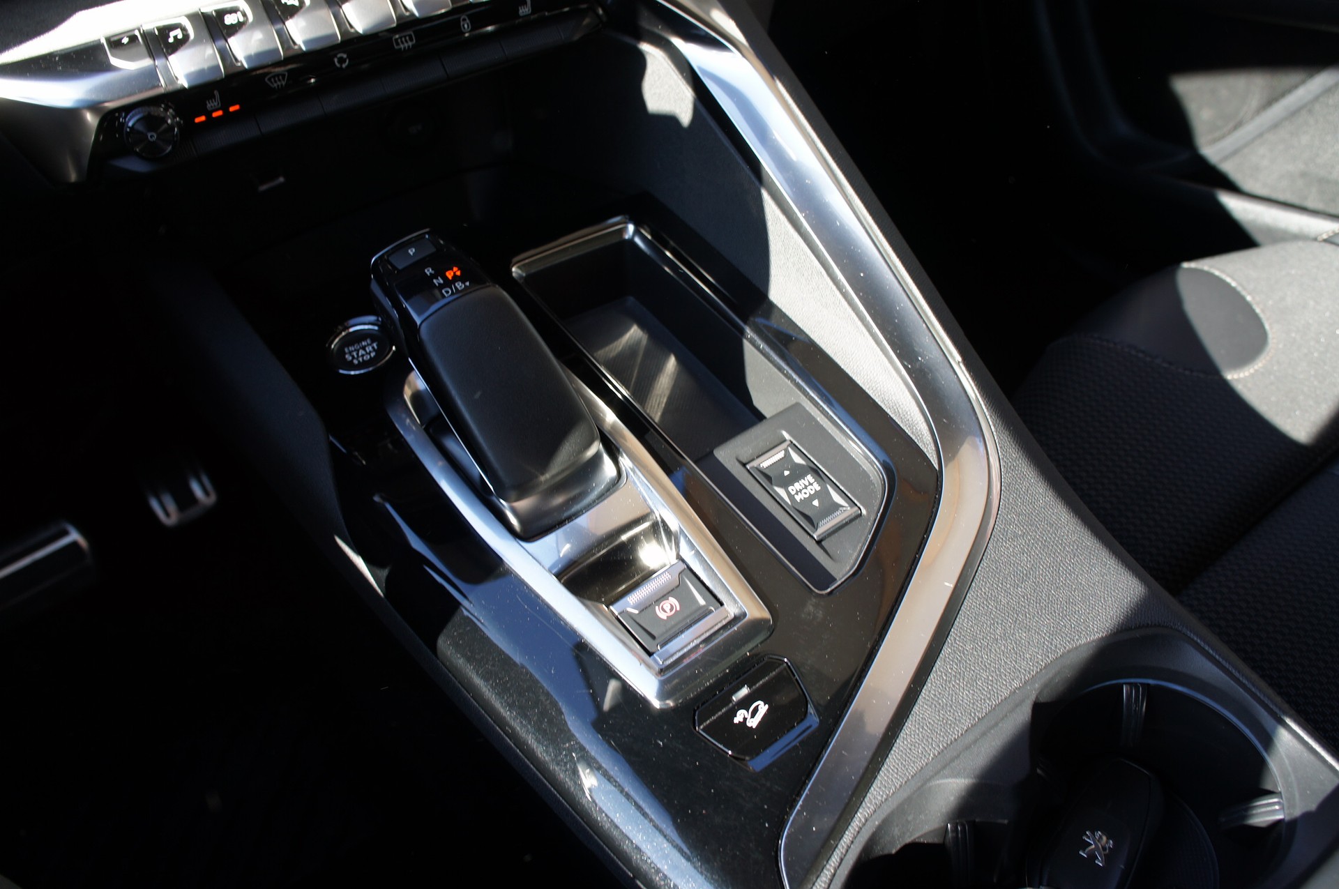 PEUGEOT 3008 300e Hybrid4 GT EAT8-image-16