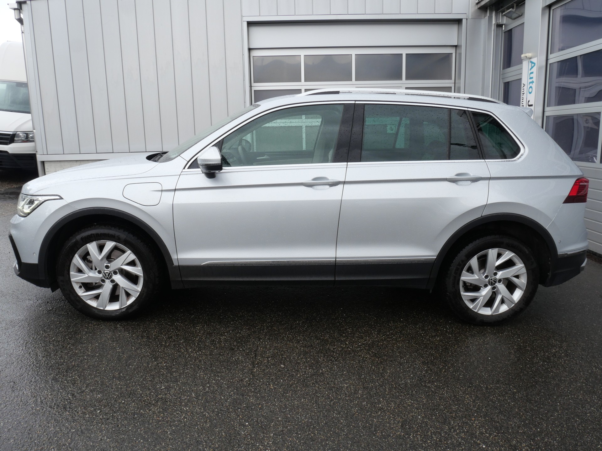 VW Tiguan 1.4TSI PHEV Elegance DSG *CH-Auto, AHK-schwenkbar, 360°-Kamera*-image-2