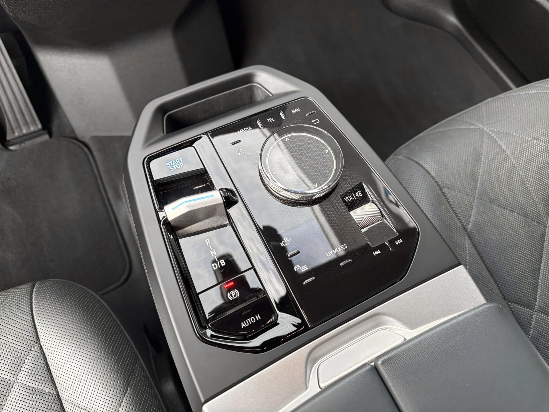 BMW iX xDrive40-image-16