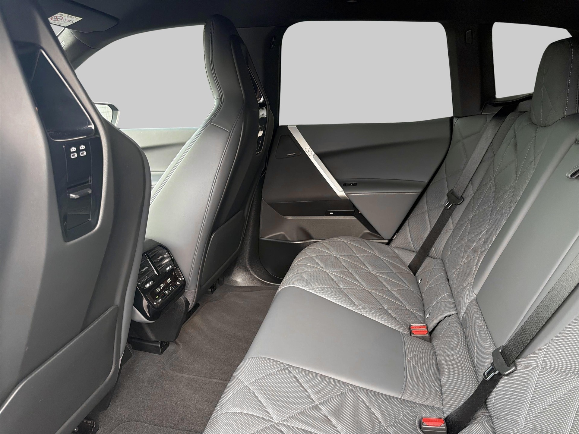 BMW iX xDrive40-image-17