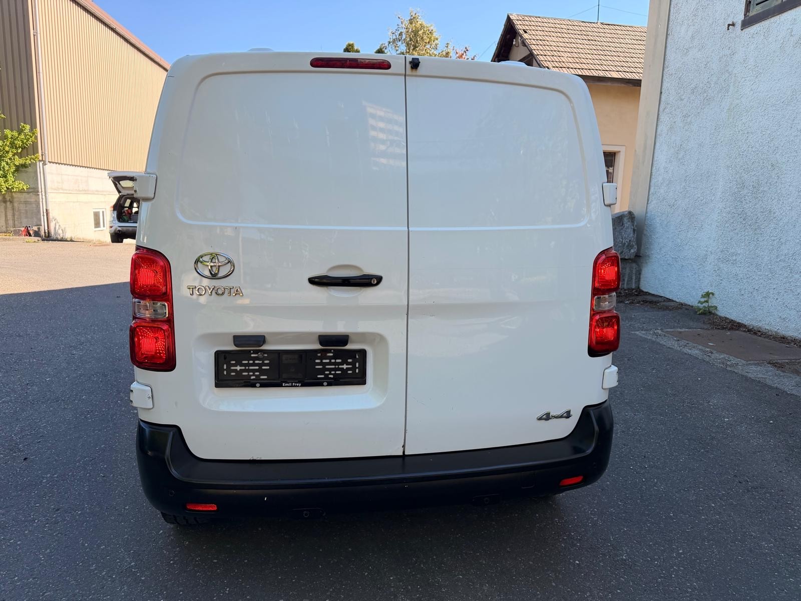 TOYOTA Proace 2.0D Glass Van L1 Terra Medium 4x4-image-3