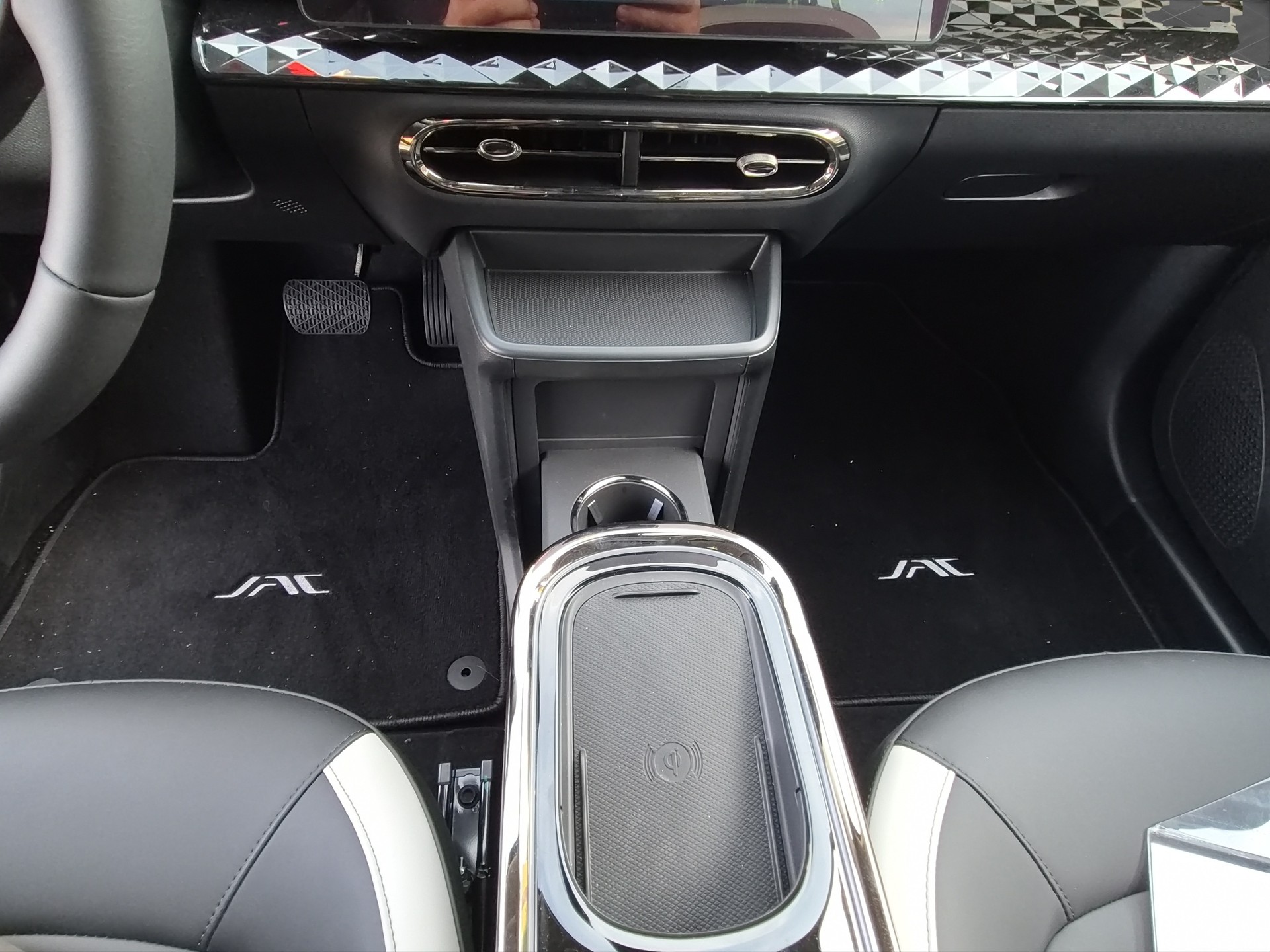 JAC E30X Electric-image-18