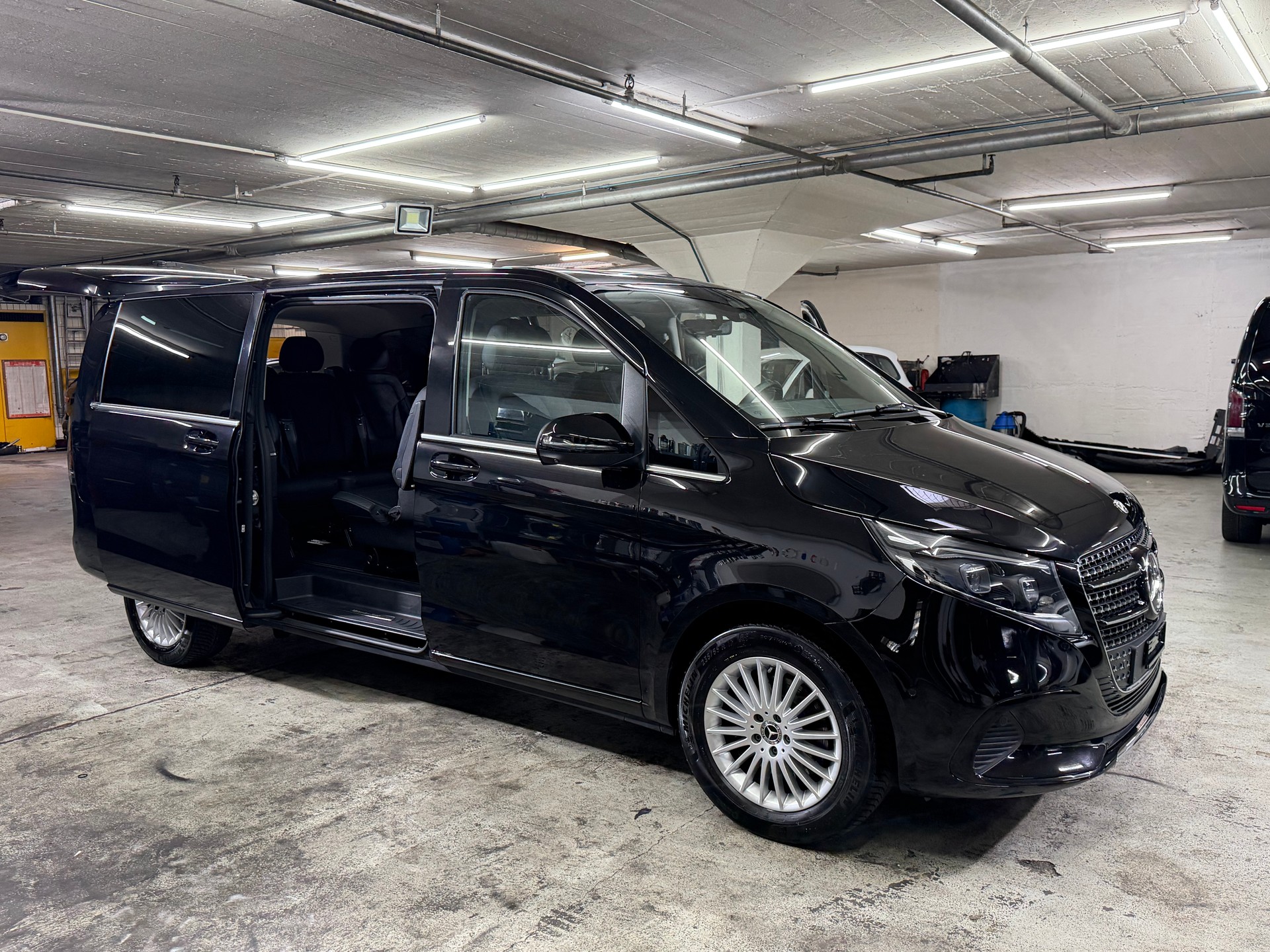 MERCEDES-BENZ V 300 d extralang 4Matic 9G-Tronic-image-13
