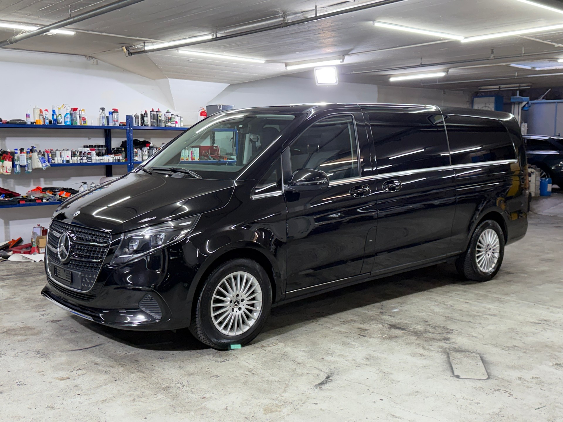 MERCEDES-BENZ V 300 d extralang 4Matic 9G-Tronic-image-14