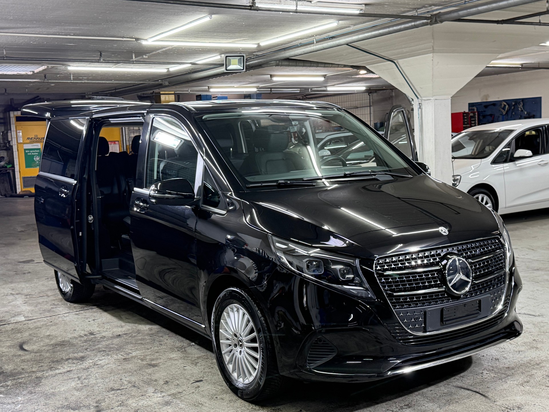 MERCEDES-BENZ V 300 d extralang 4Matic 9G-Tronic-image-15