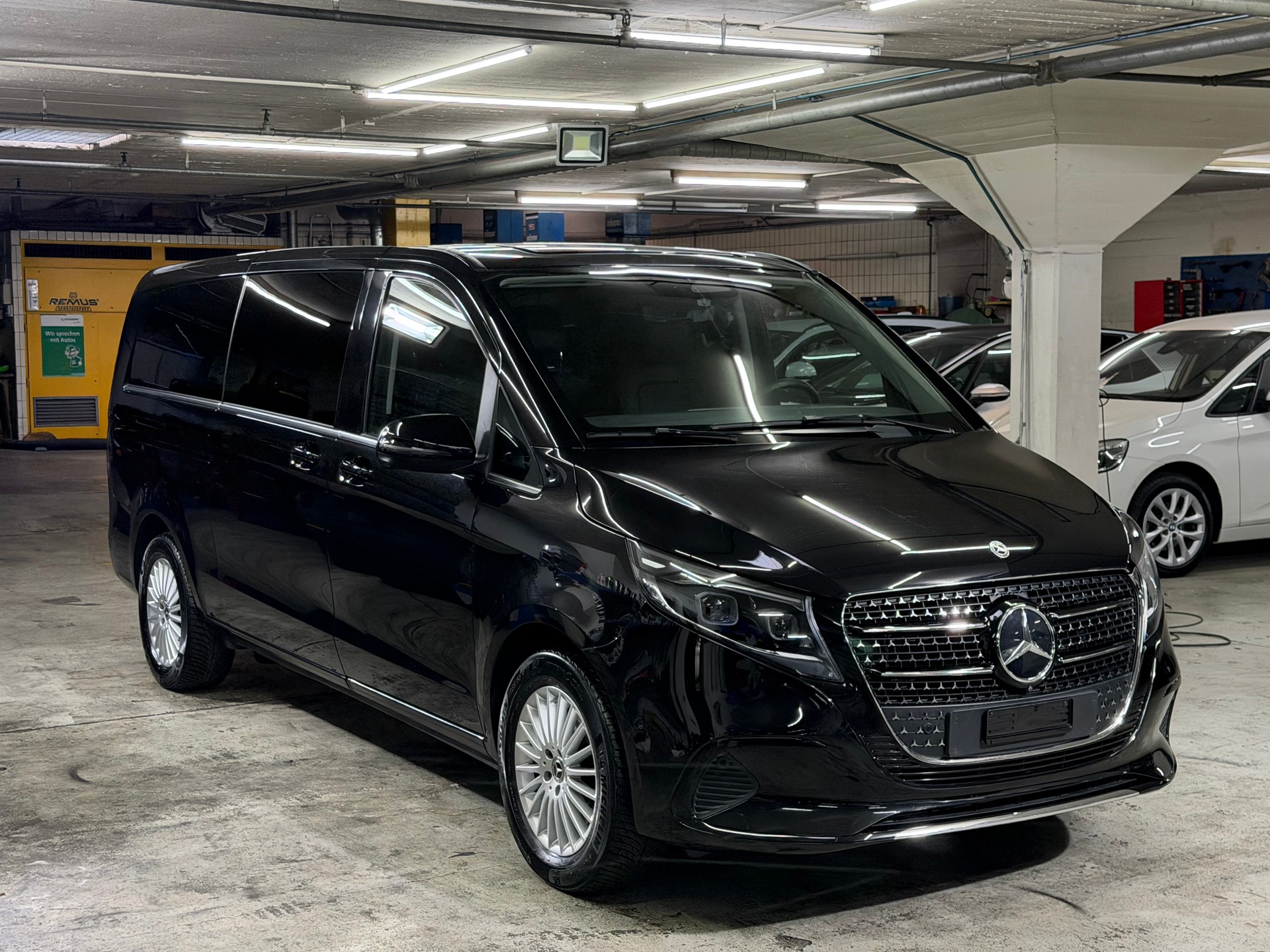 MERCEDES-BENZ V 300 d extralang 4Matic 9G-Tronic-image-2