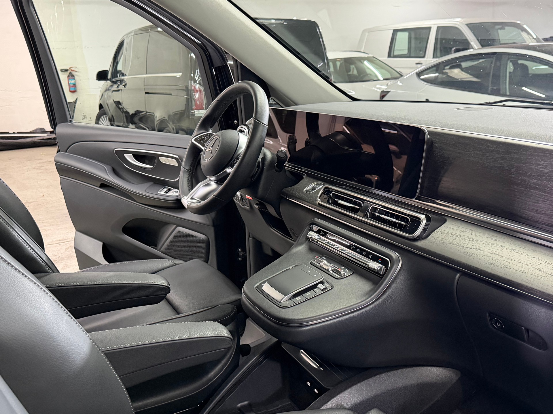 MERCEDES-BENZ V 300 d extralang 4Matic 9G-Tronic-image-6
