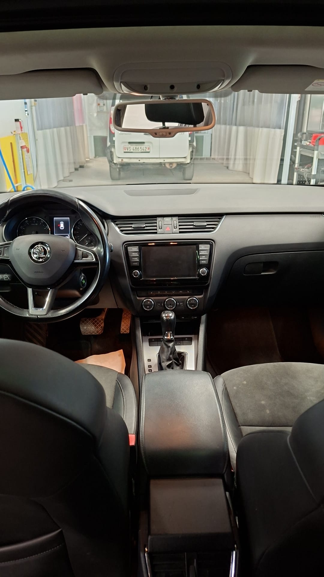 SKODA 1.8 TSI Elegance 4x4 DSG-image-4