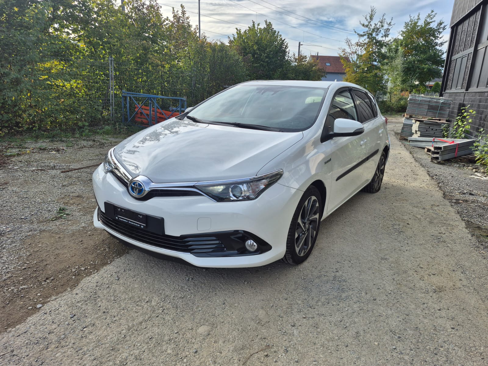 TOYOTA Auris 1.8 HSD Style e-CVT-image-2