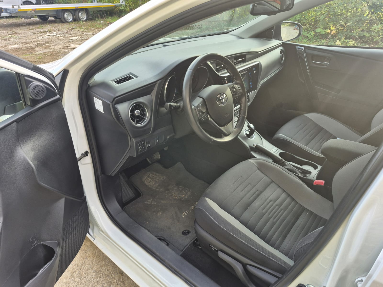 TOYOTA Auris 1.8 HSD Style e-CVT-image-9