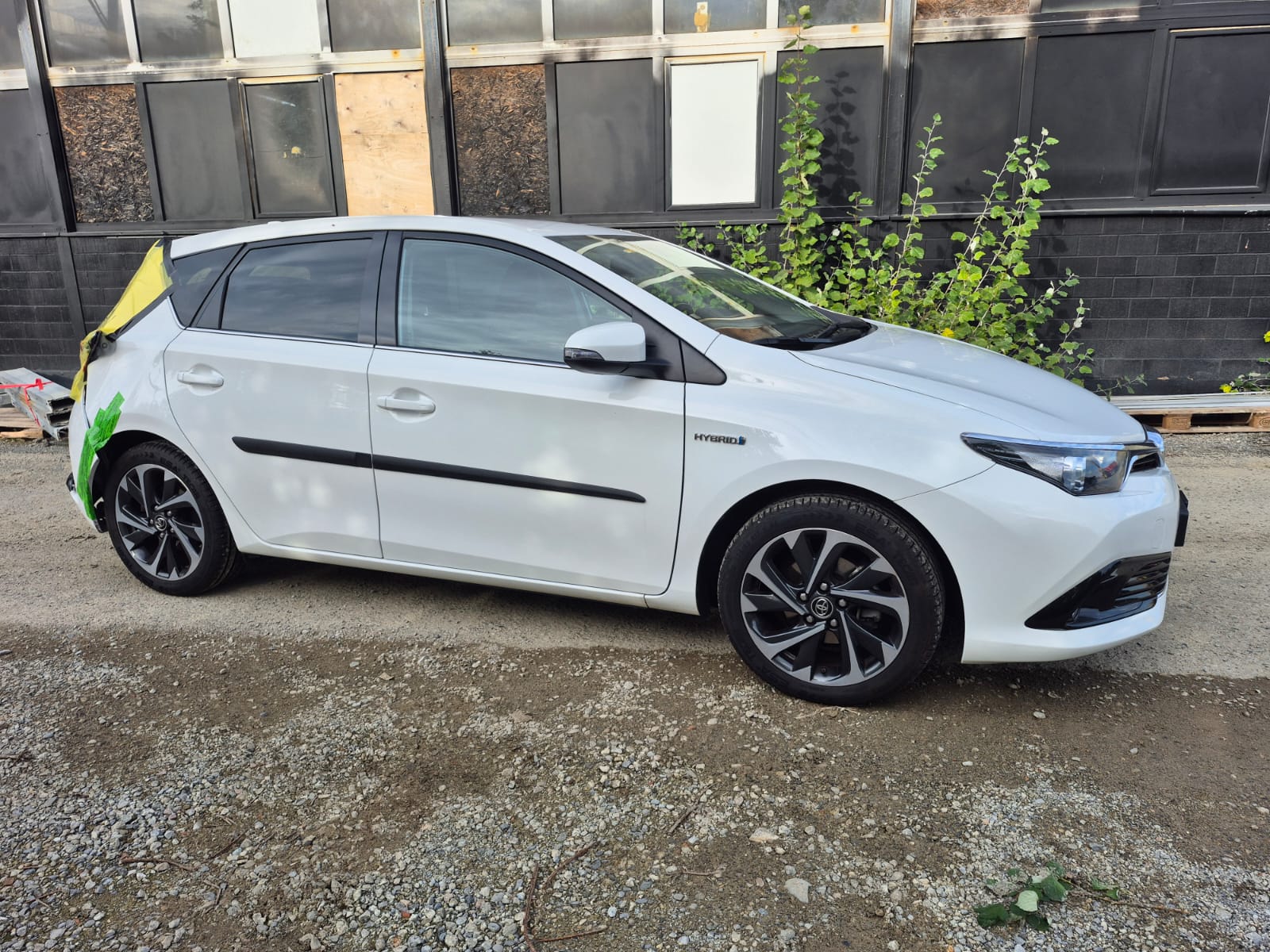 TOYOTA Auris 1.8 HSD Style e-CVT-image-1