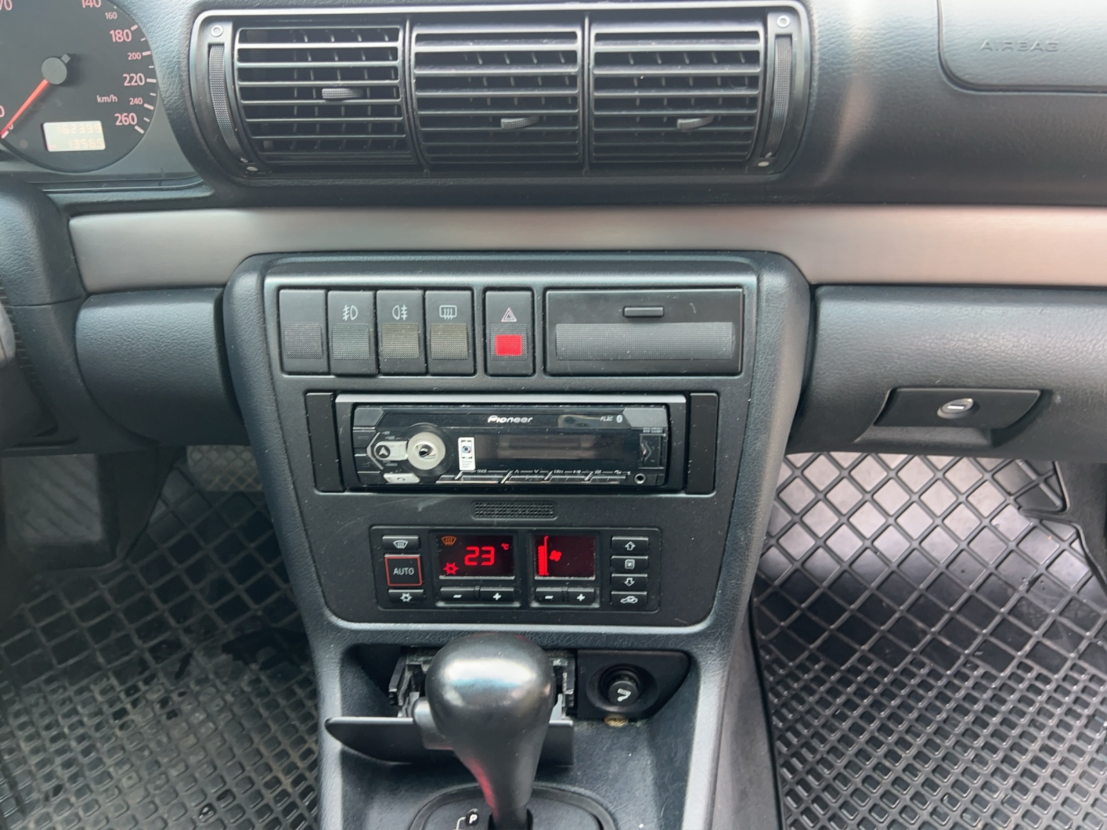 AUDI A4 2.4 Ambition-image-16