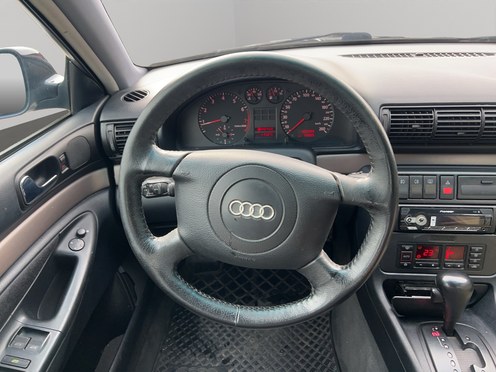 AUDI A4 2.4 Ambition-image-14