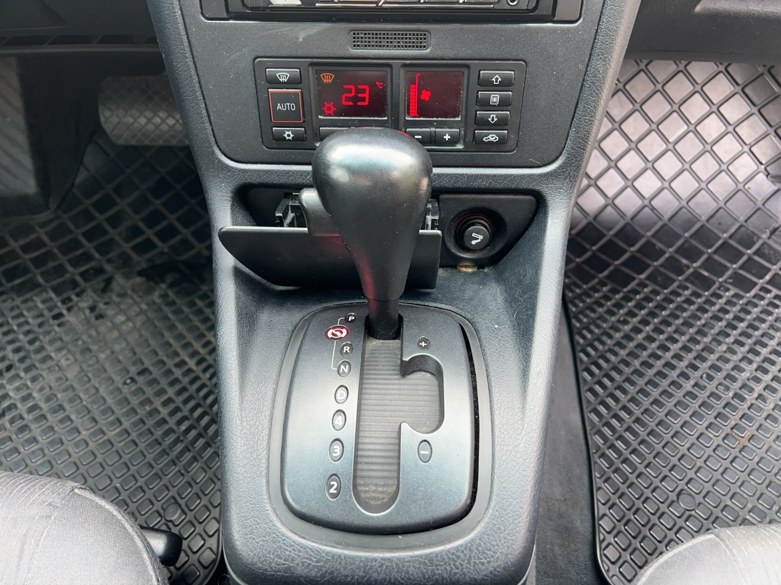 AUDI A4 2.4 Ambition-image-13