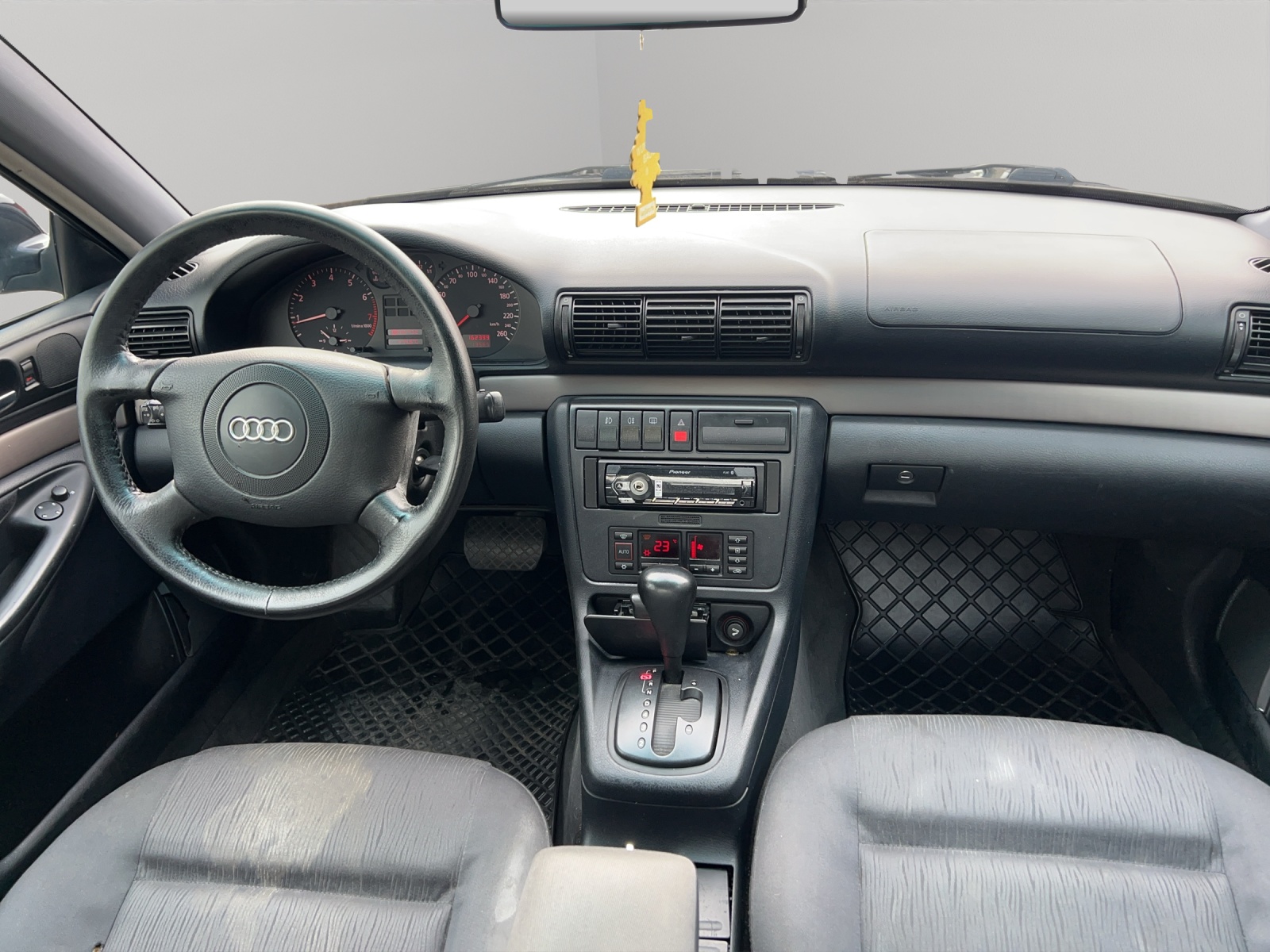 AUDI A4 2.4 Ambition-image-10