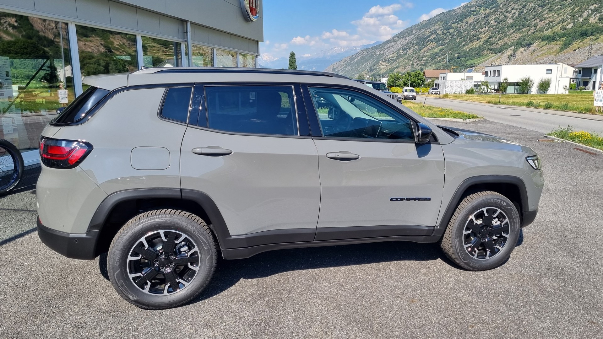 JEEP Compass 1.3 T PHEV Outdoor AWD-image-4