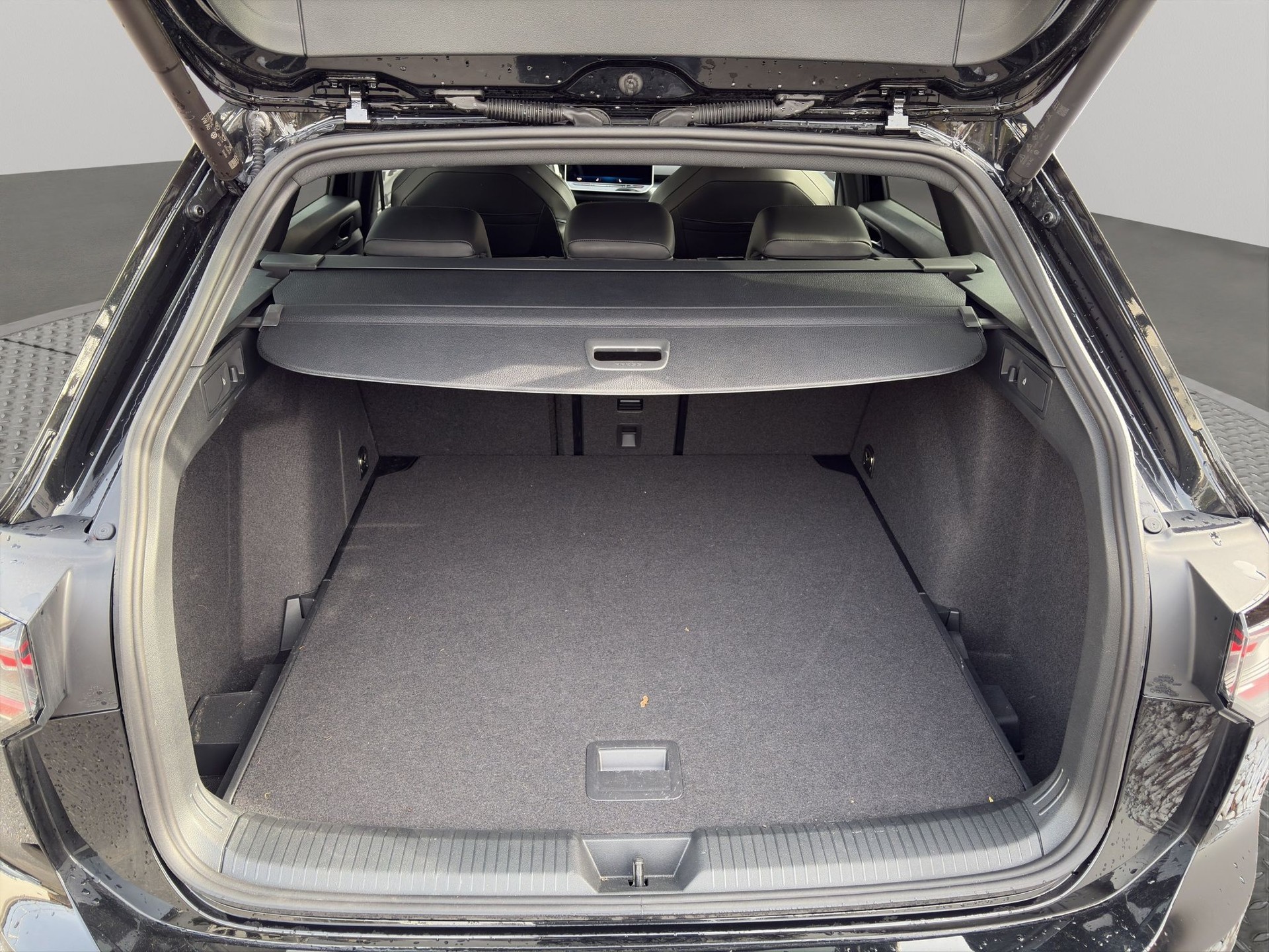 VW Golf Variant 1.5 eTSI mHEV R-Line DSG-image-11
