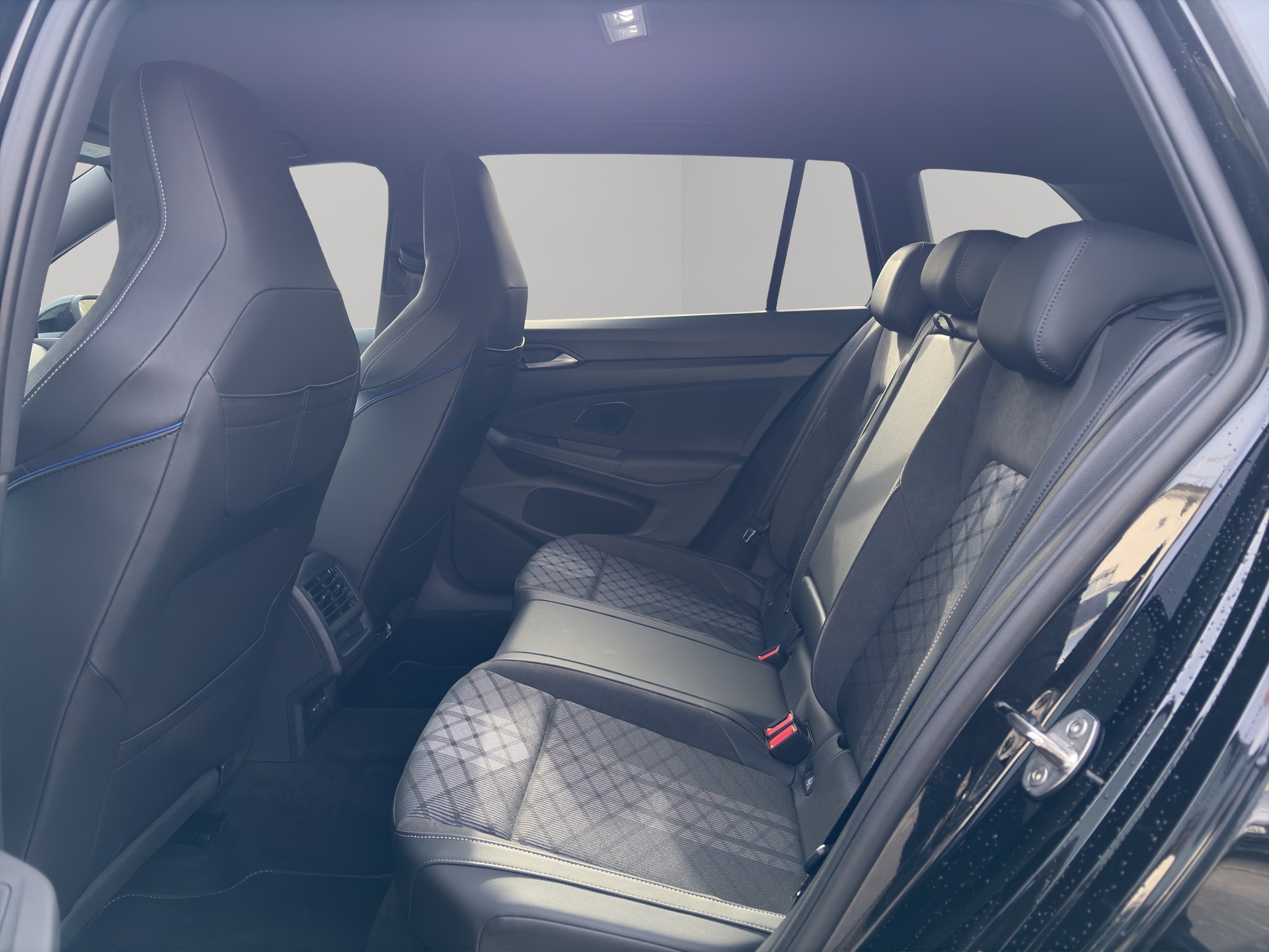 VW Golf Variant 1.5 eTSI mHEV R-Line DSG-image-6