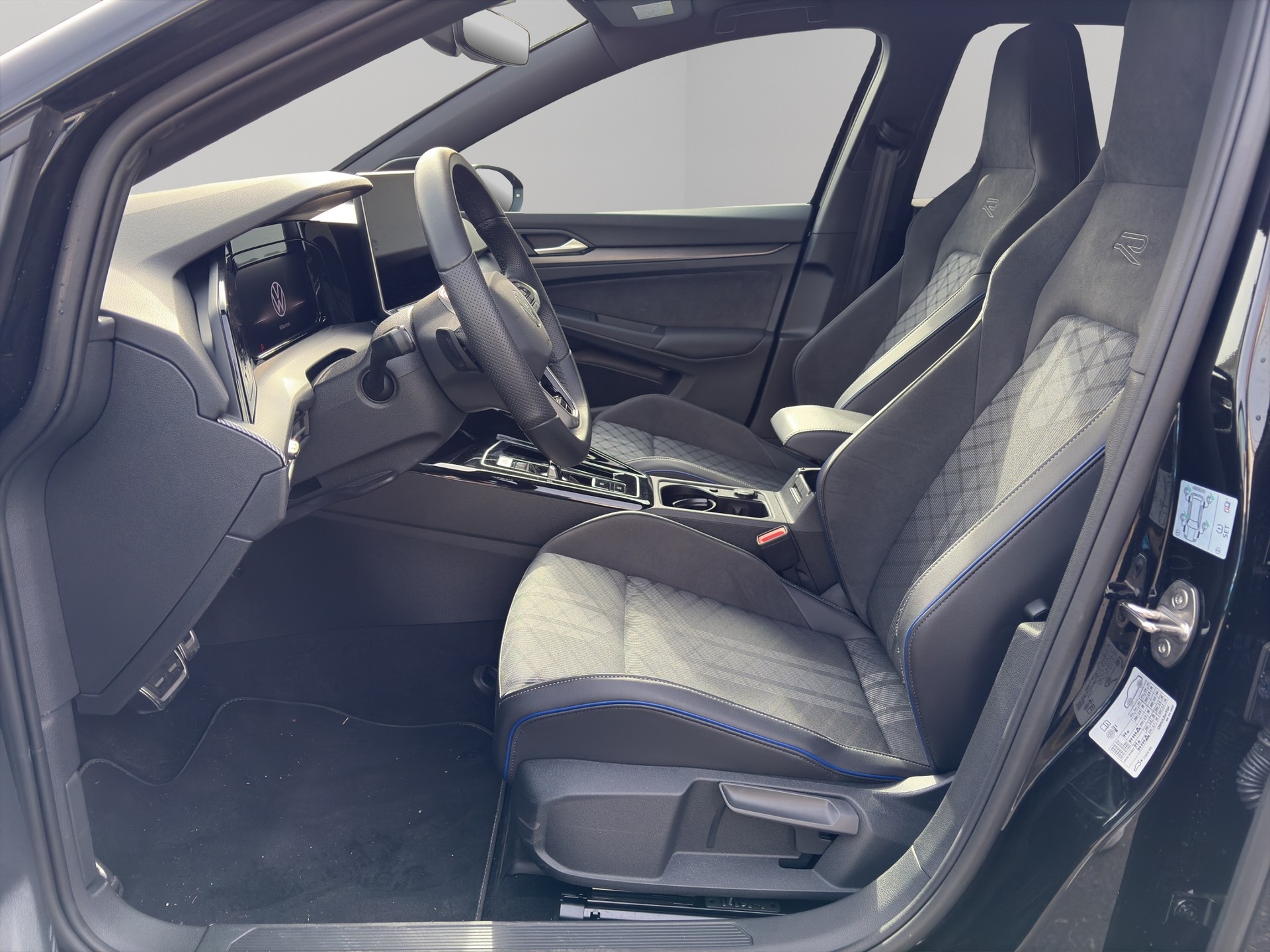 VW Golf Variant 1.5 eTSI mHEV R-Line DSG-image-10