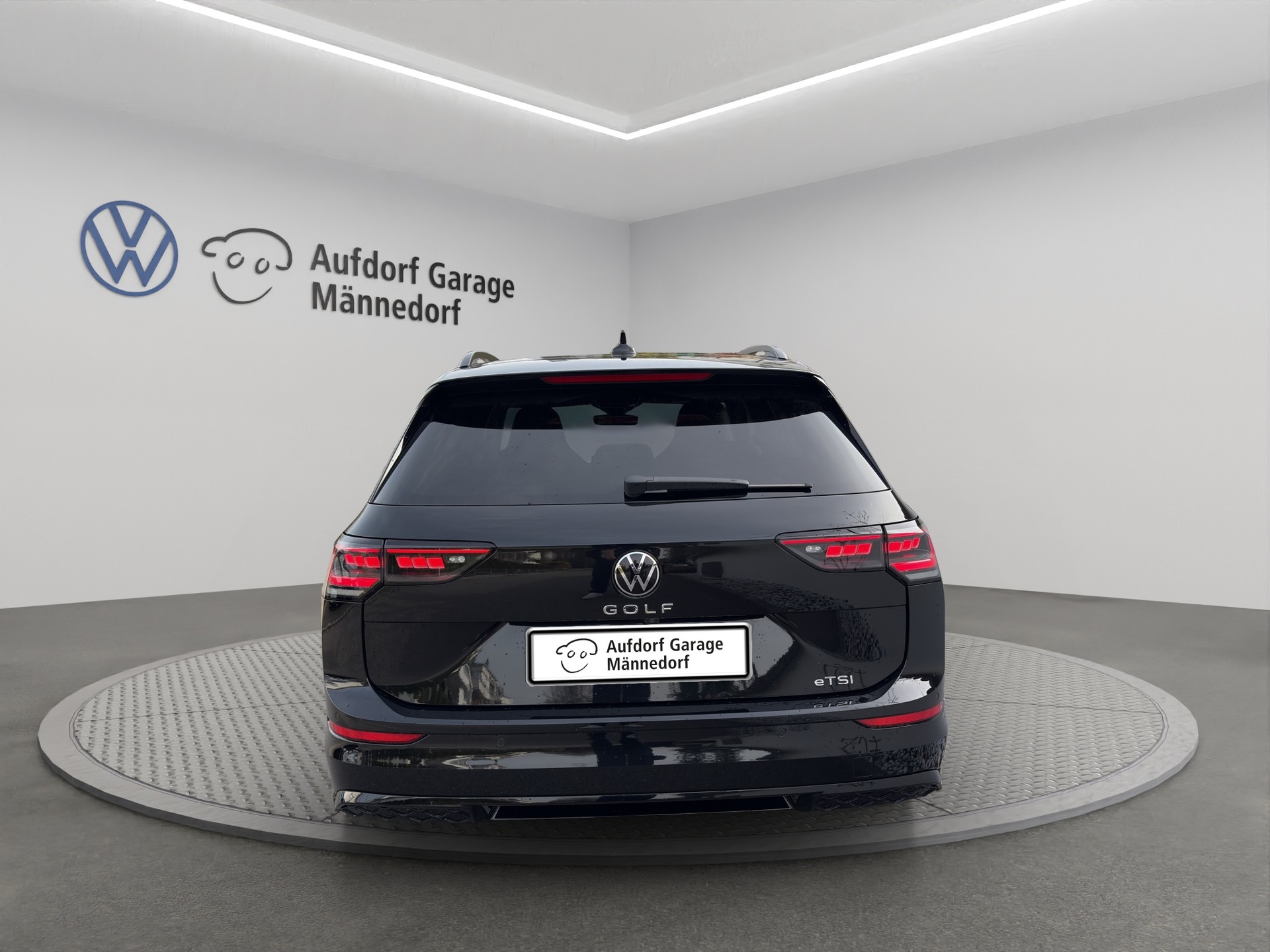 VW Golf Variant 1.5 eTSI mHEV R-Line DSG-image-5