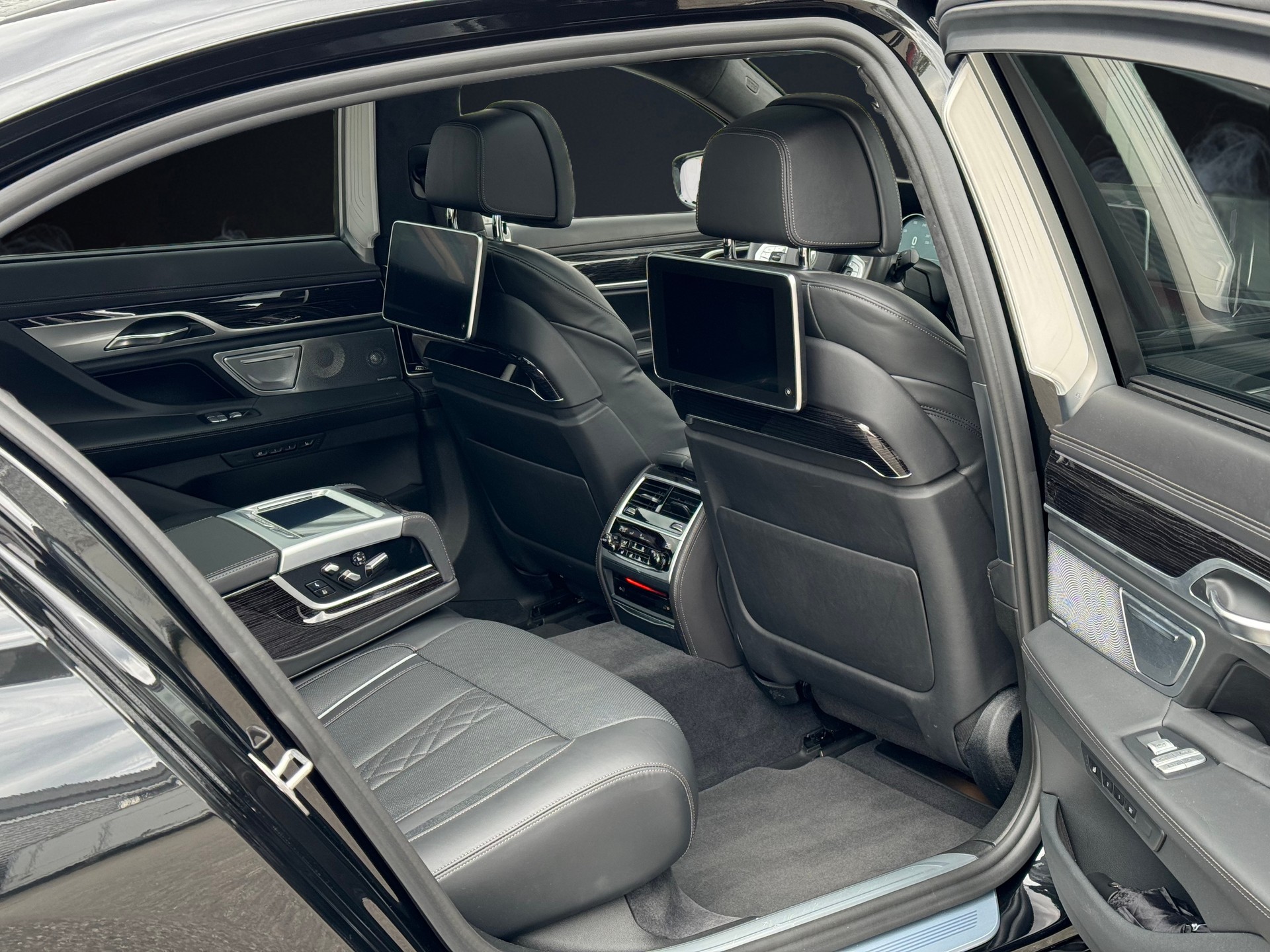 BMW M760Li xDrive Steptronic-image-9