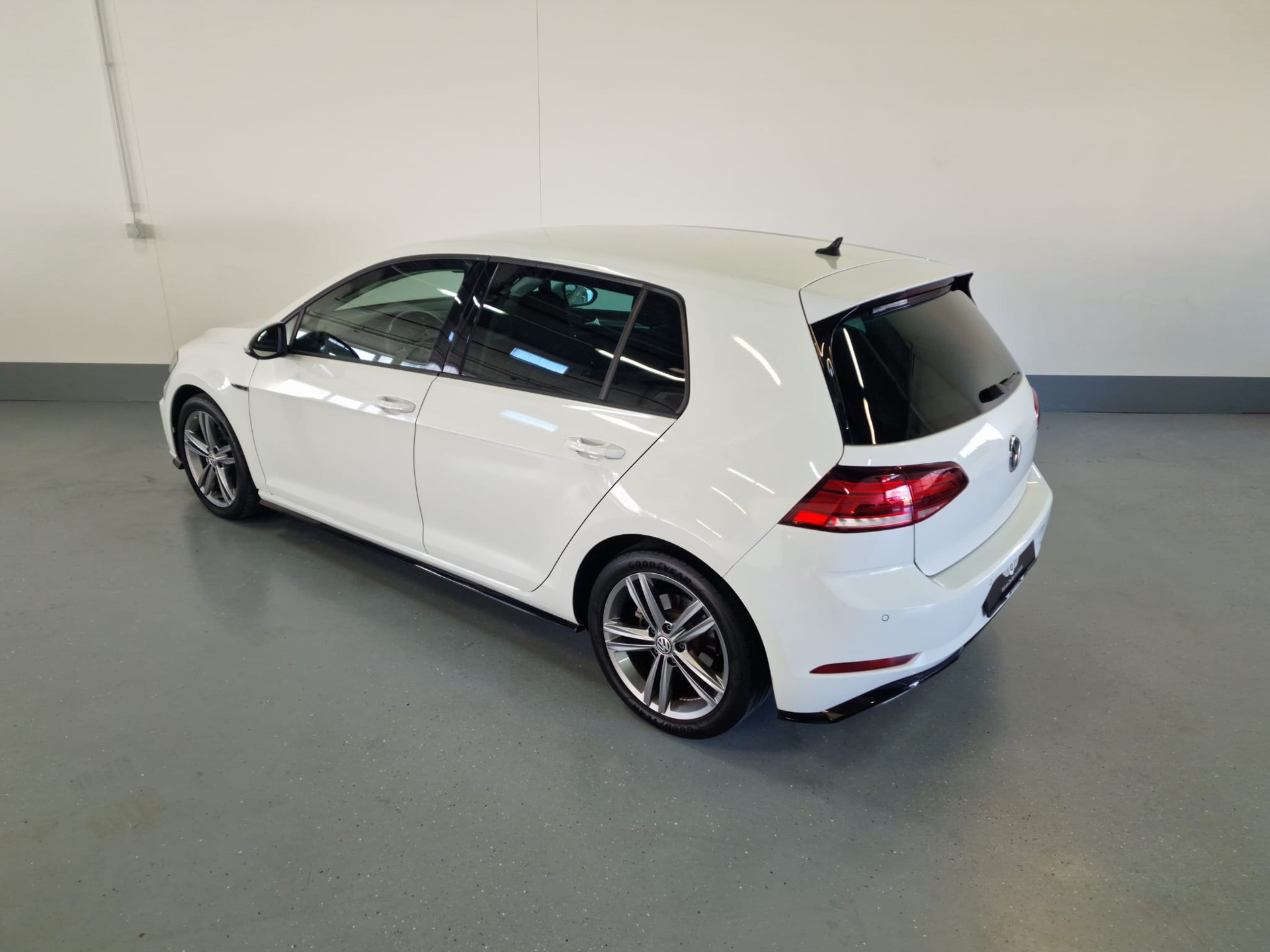 VW Golf 1.5 TSI EVO Highline R-Line-image-11
