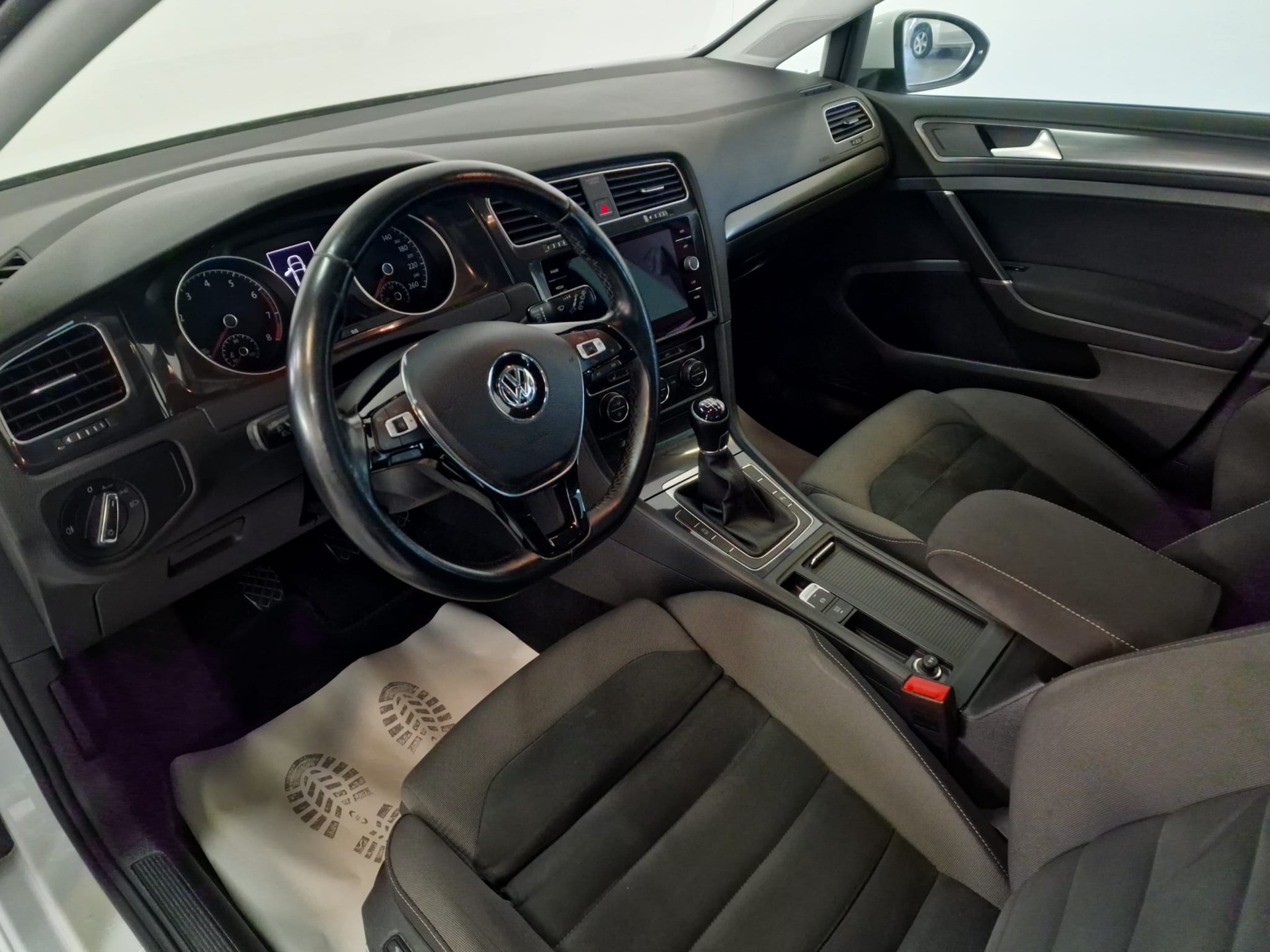 VW Golf 1.5 TSI EVO Highline R-Line-image-18